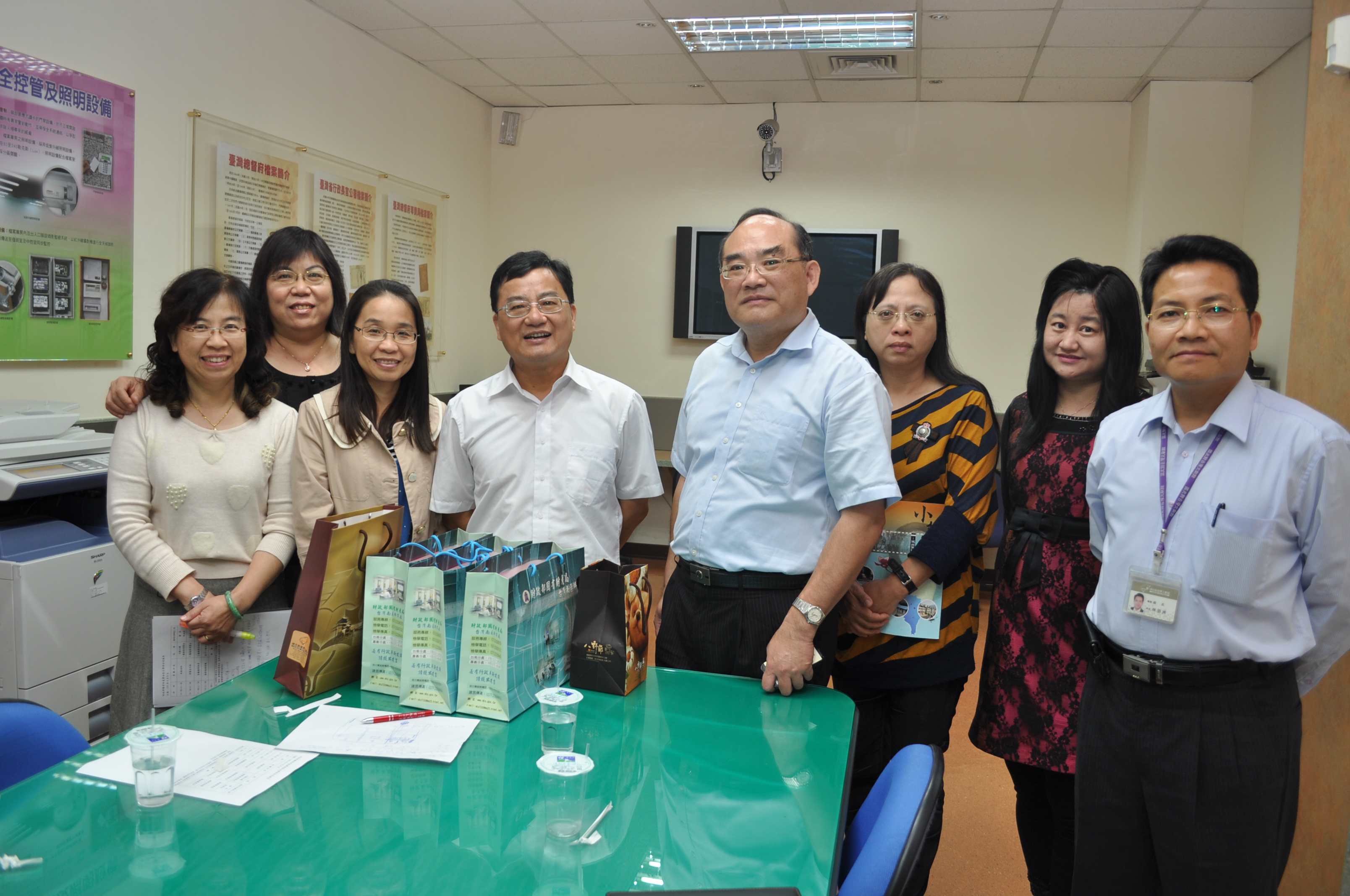 圖2：本館人員與參訪團合影