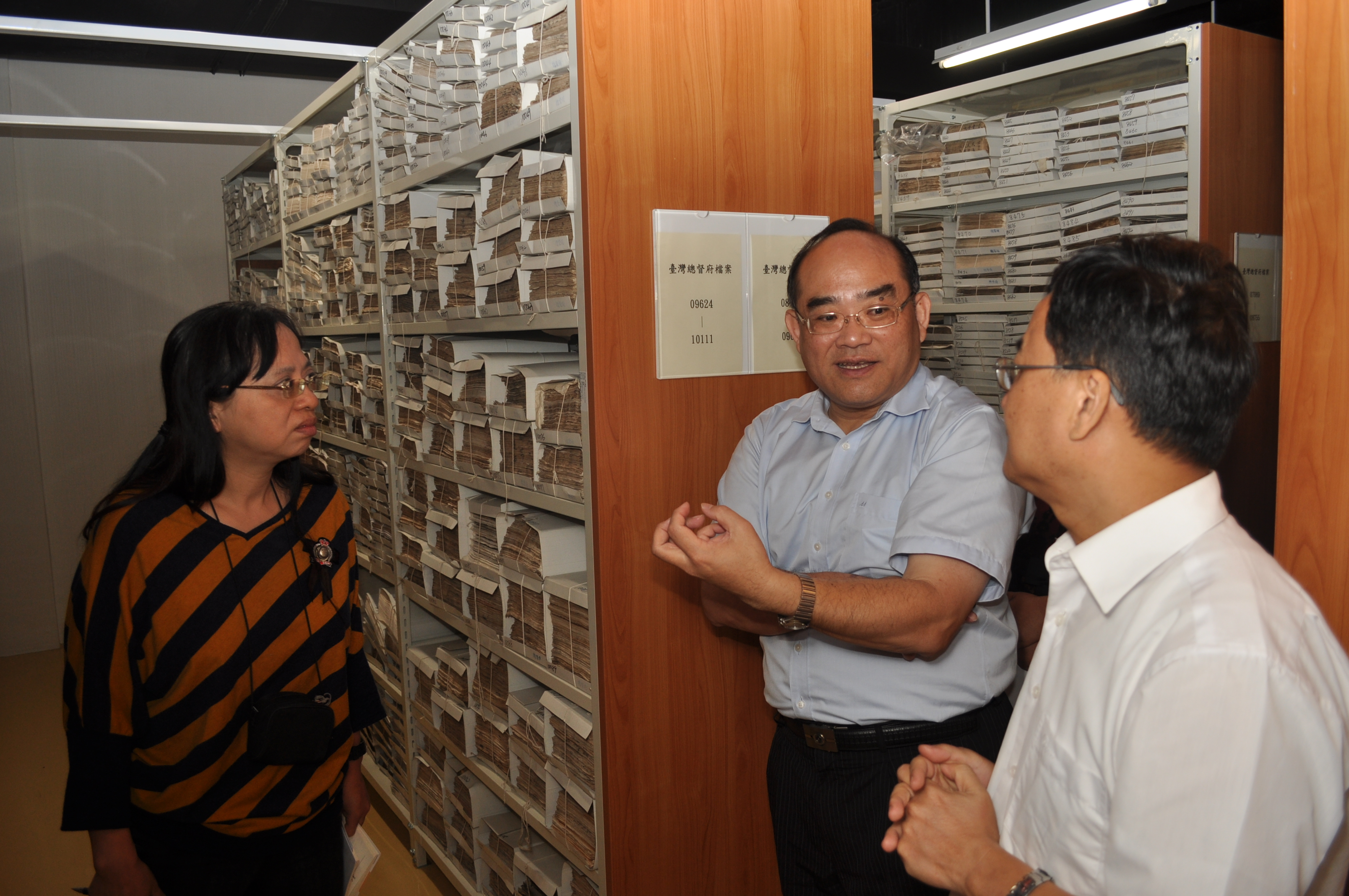 圖3：張鴻銘館長（中）介紹檔案庫房