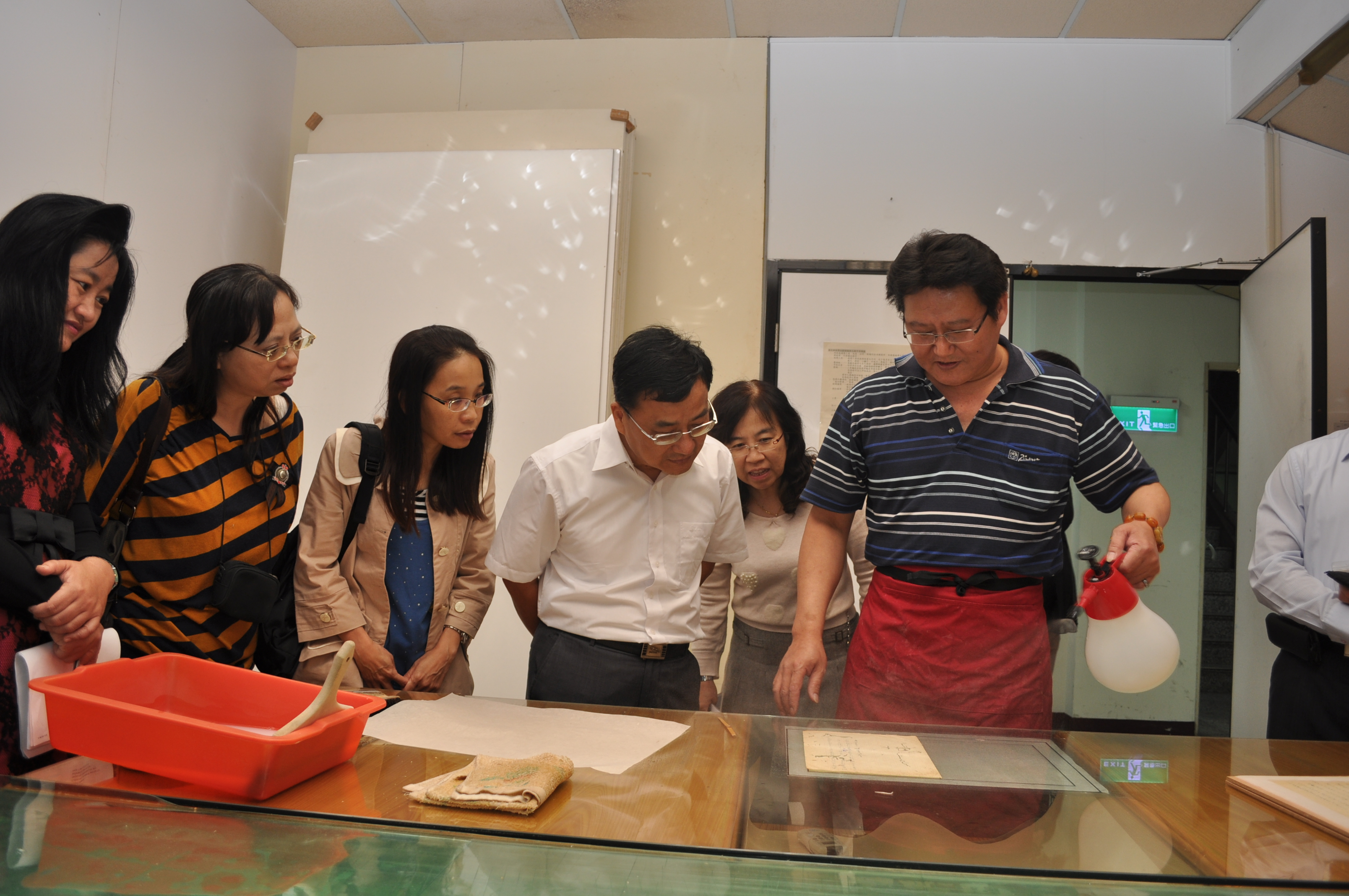 圖4：參訪團參觀本館檔案裱褙修護情形