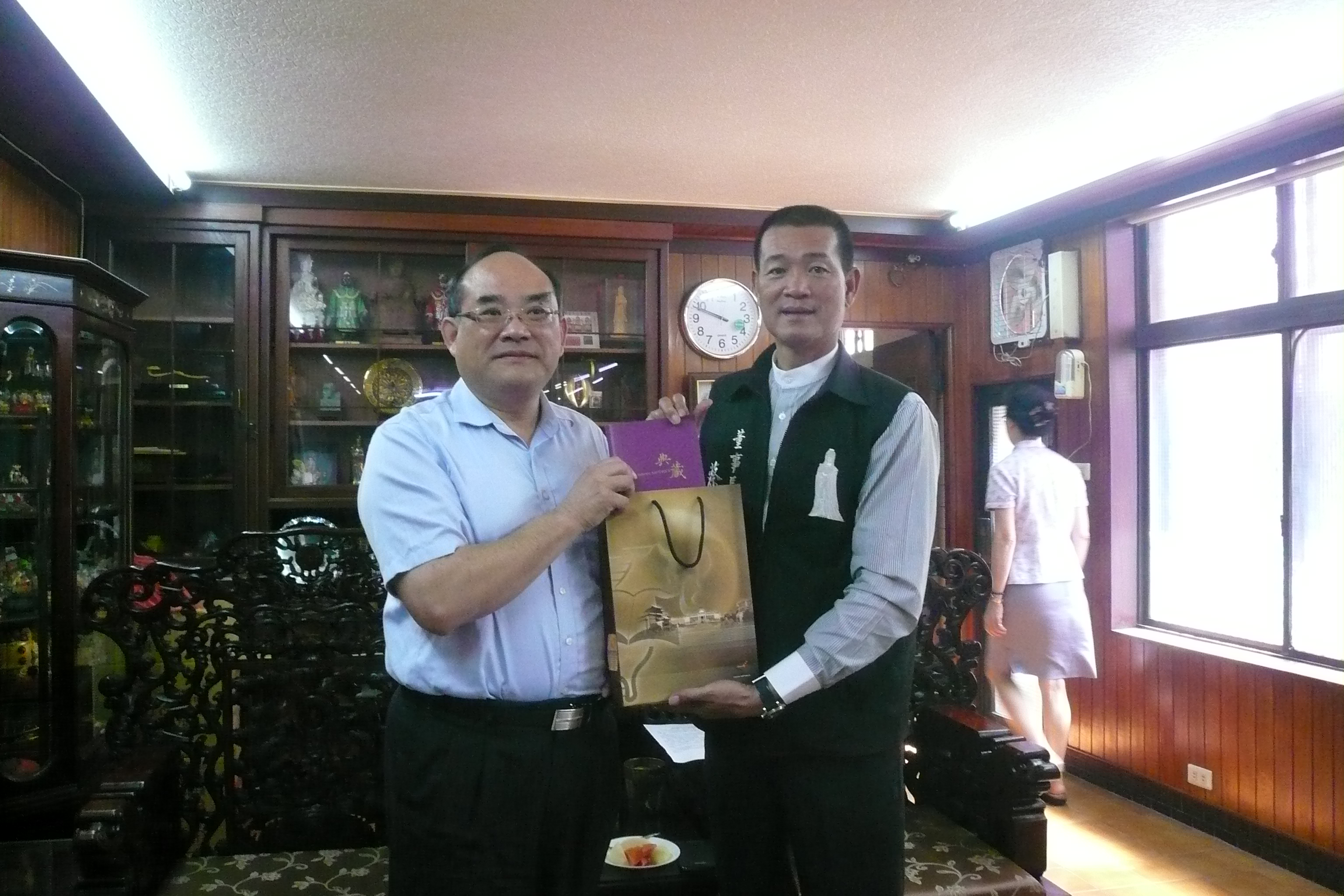 圖2：張鴻銘館長（左）致贈北港朝天宮蔡咏淂董事長（右）本館數位典藏宣導品