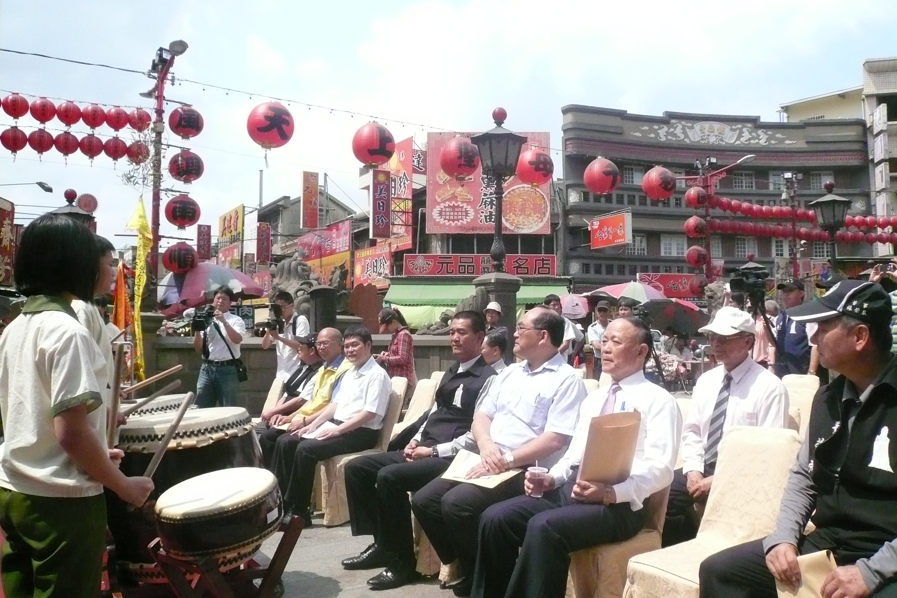 圖3：張鴻銘館長（中）參加記者會活動