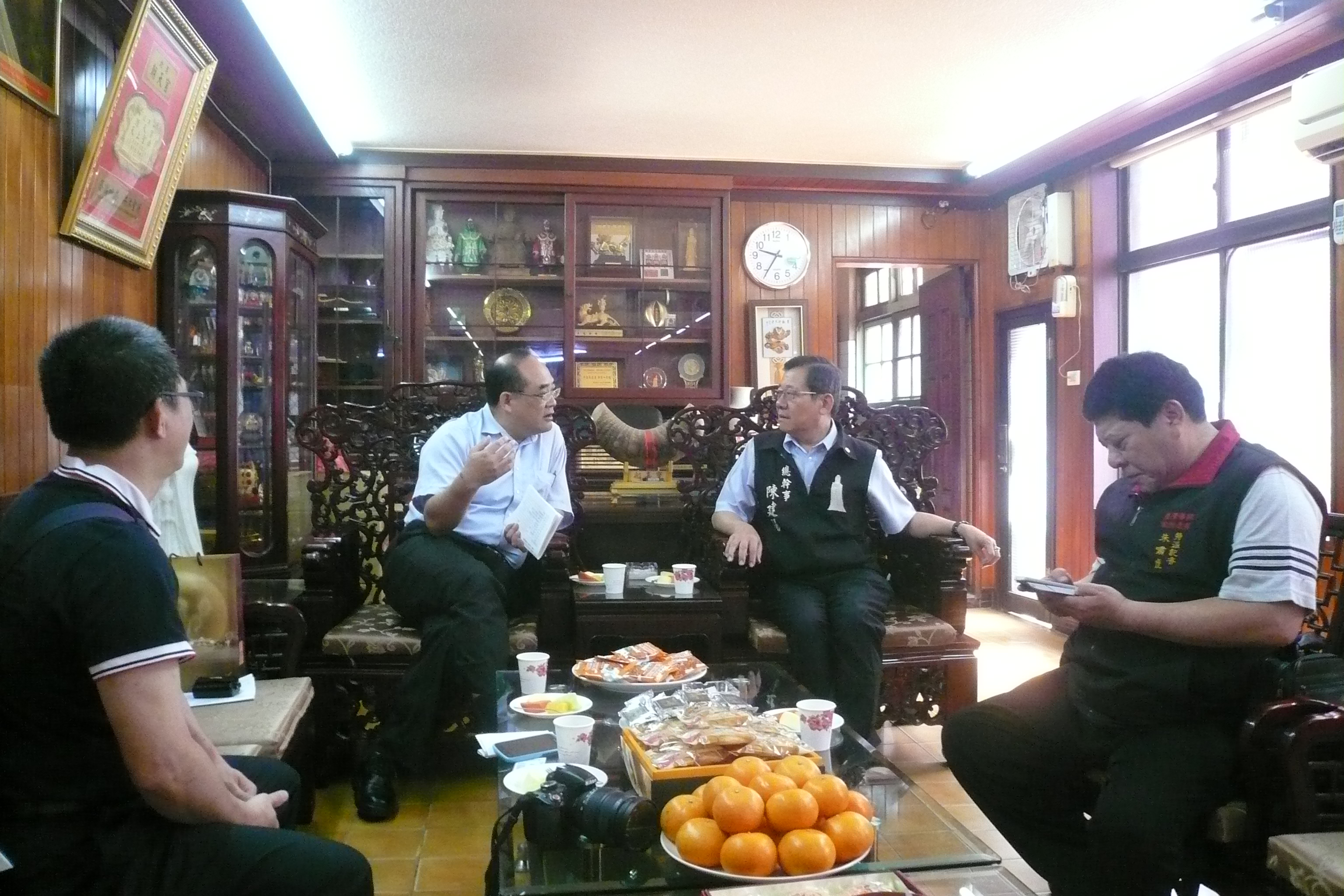 圖1：張鴻銘館長（中左）蒞臨北港朝天宮，陳建陽總幹事（中右）熱情接待