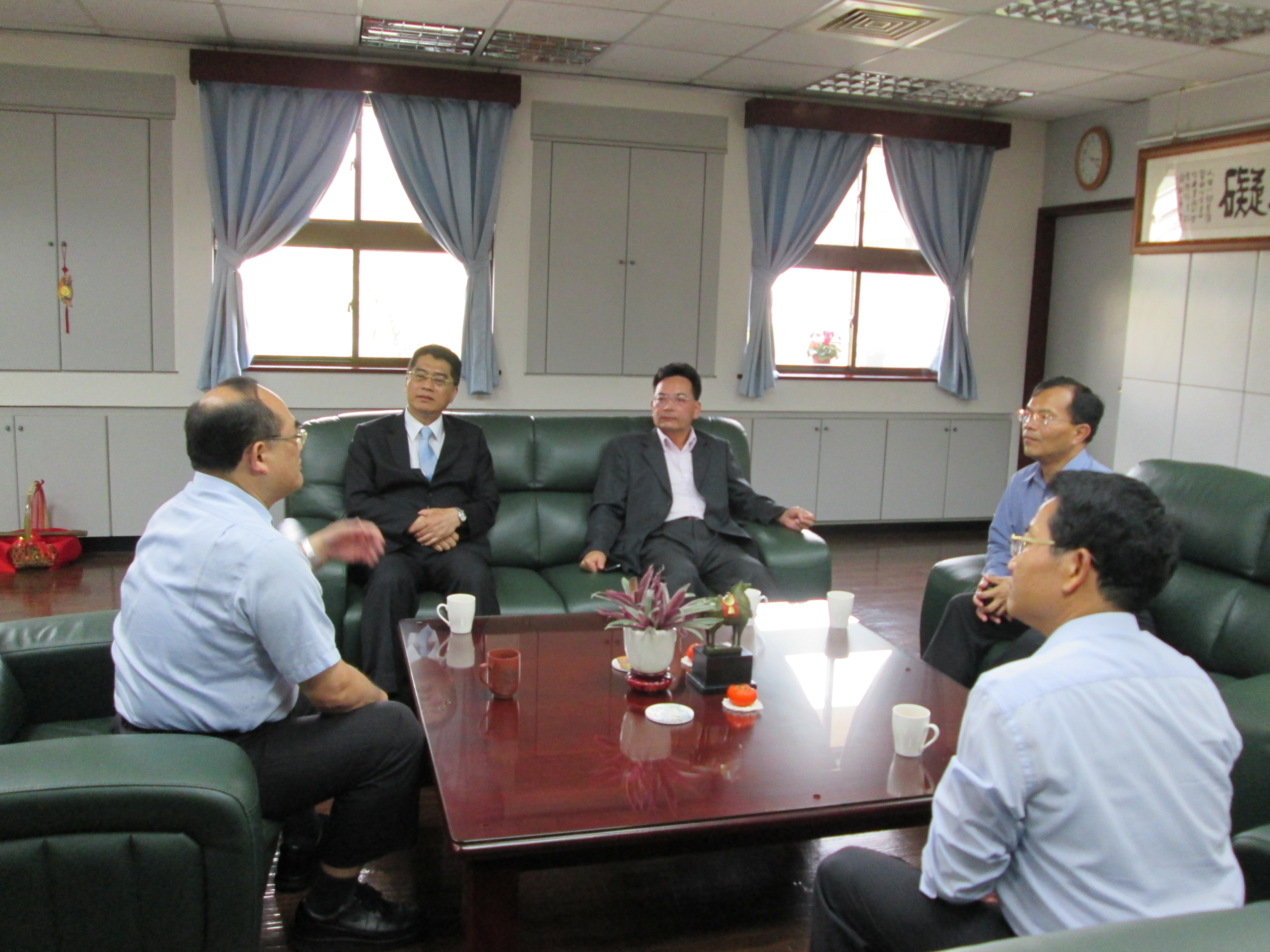 圖2：張鴻銘館長（左一）賈鴻奎主任（左二）陳錫欽副主任（中）廣泛交換意見
