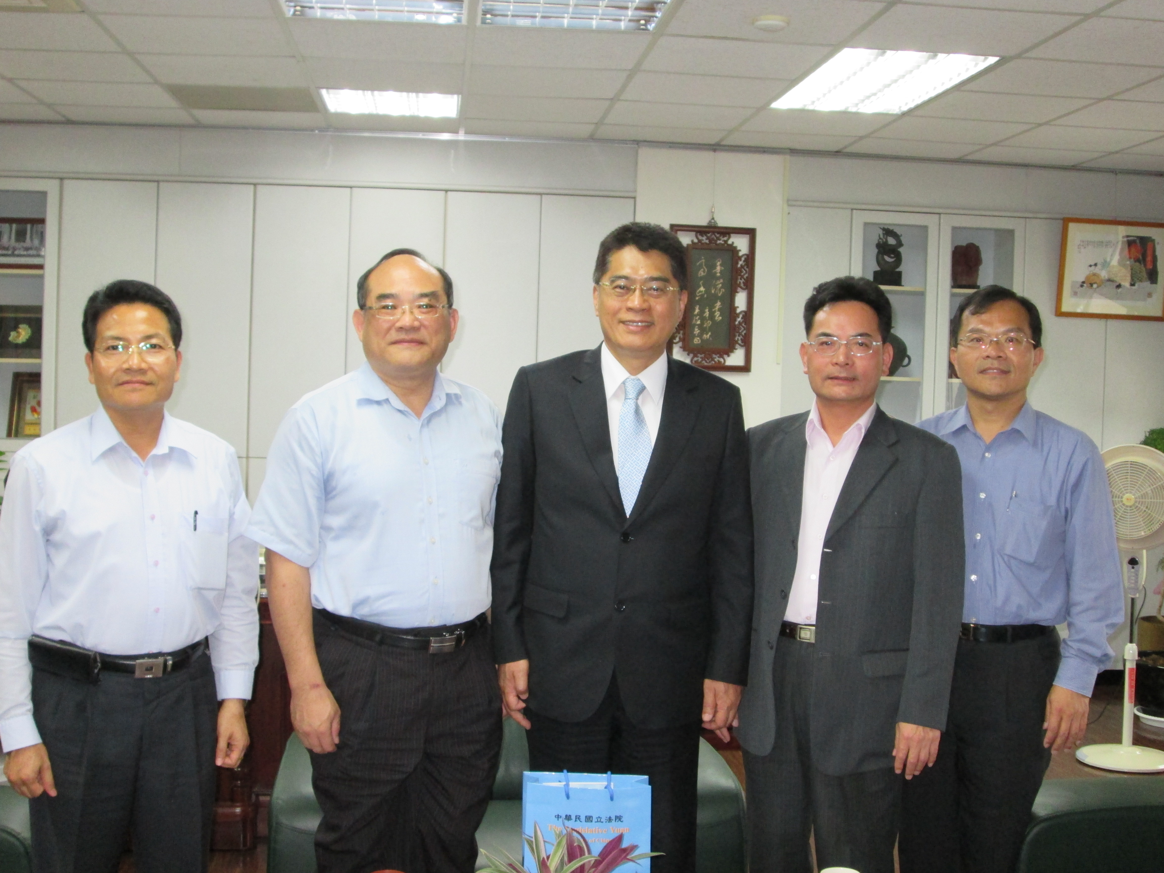 圖3：張鴻銘館長與賈鴻奎主任、陳錫欽副主任、呂志銘科長等合影留念