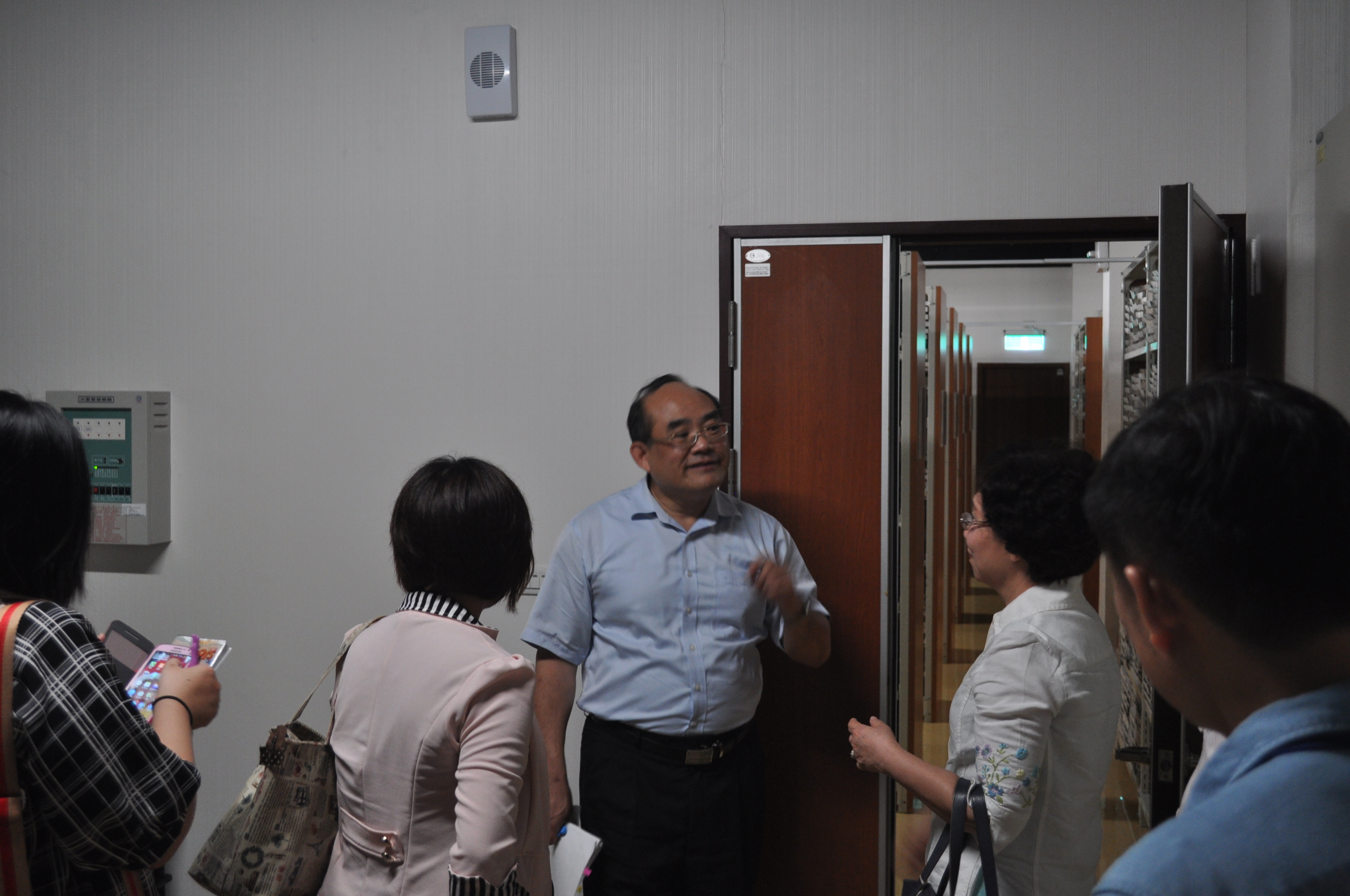 圖2：張鴻銘館長（中）介紹標準檔案庫房設施