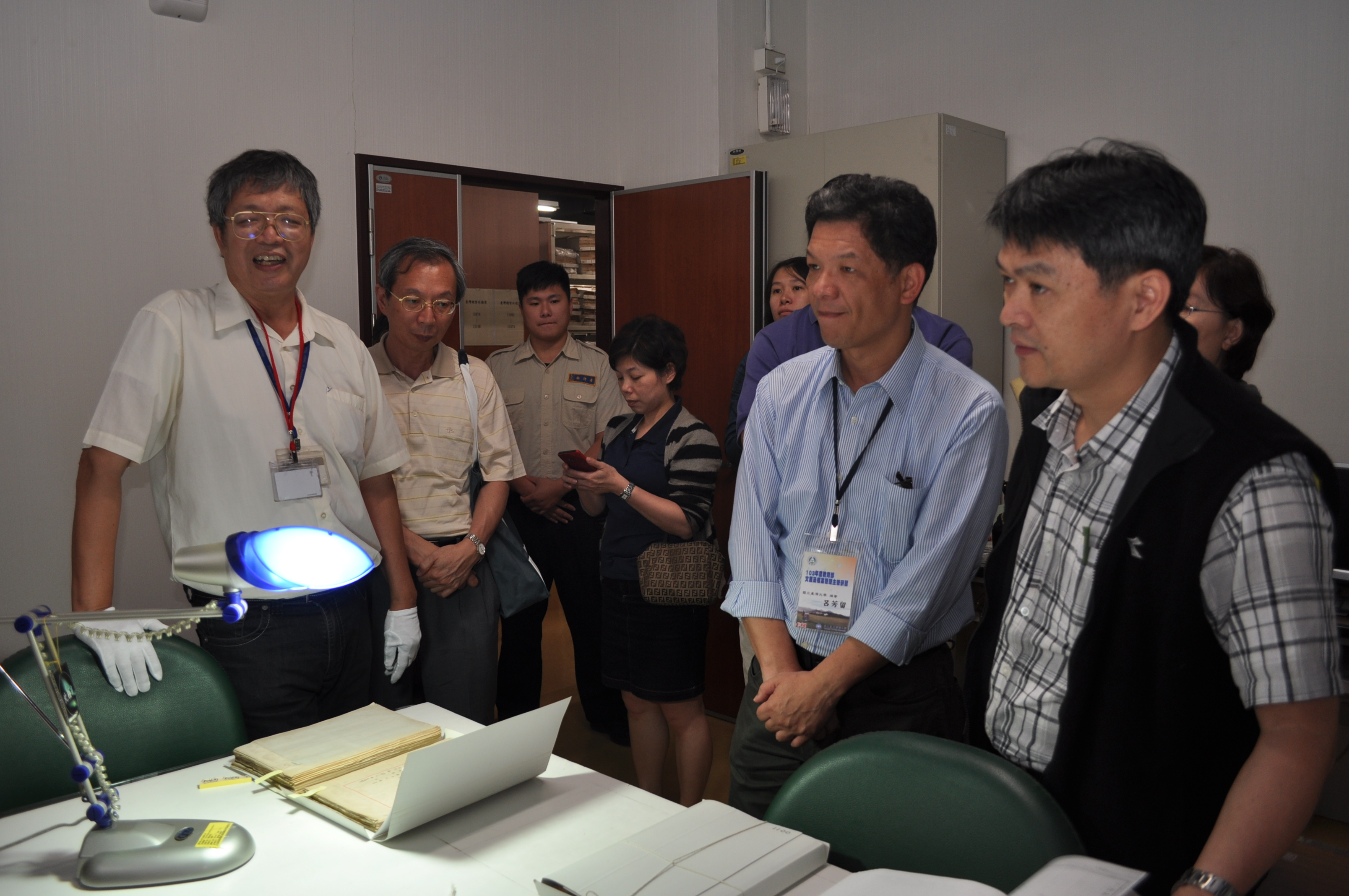 圖1：陳文添研究員（左１）介紹檔案庫房及館藏檔案