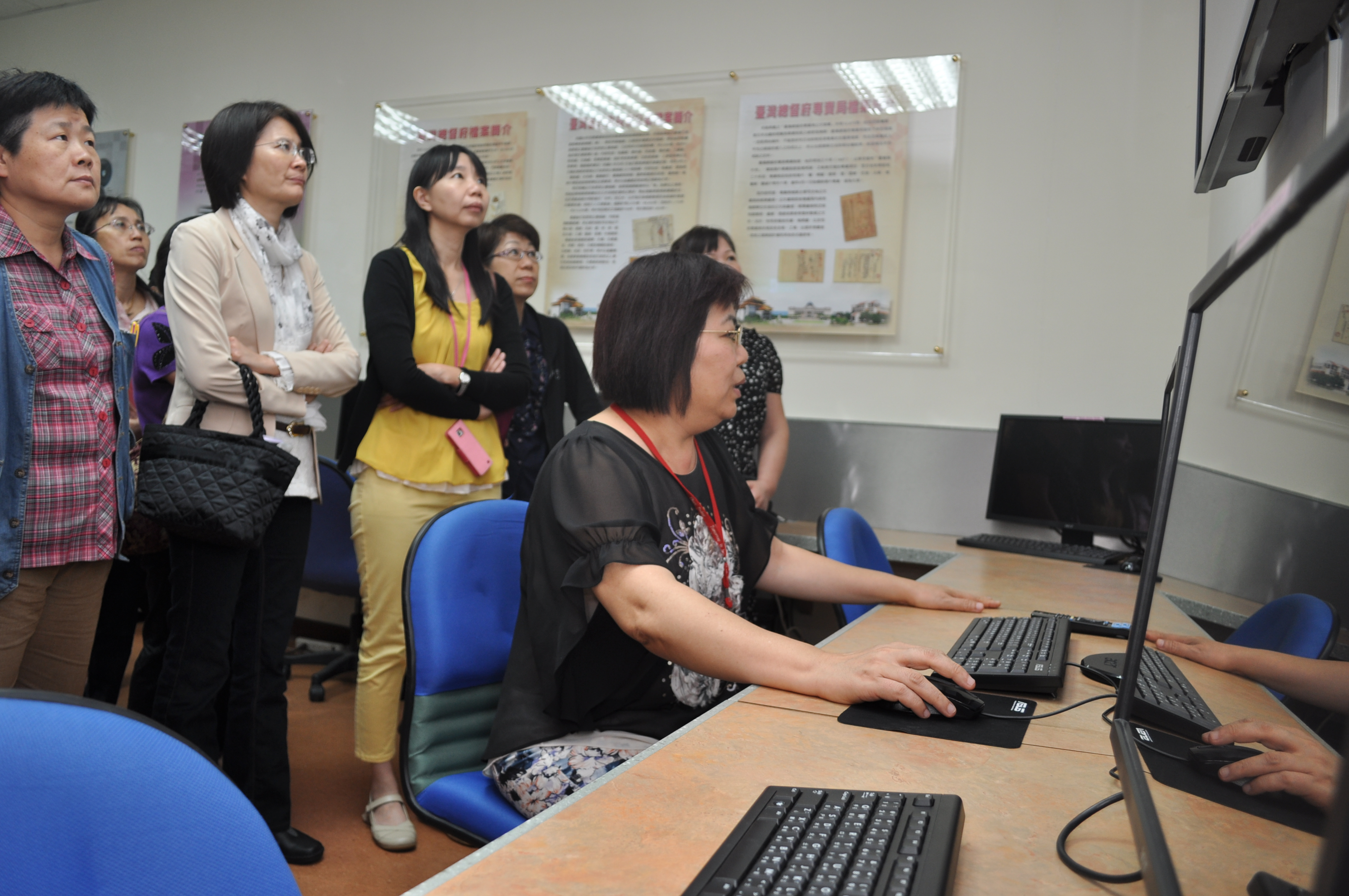 圖2：蕭碧珍編纂（右1）介紹檔案整合查詢資料庫