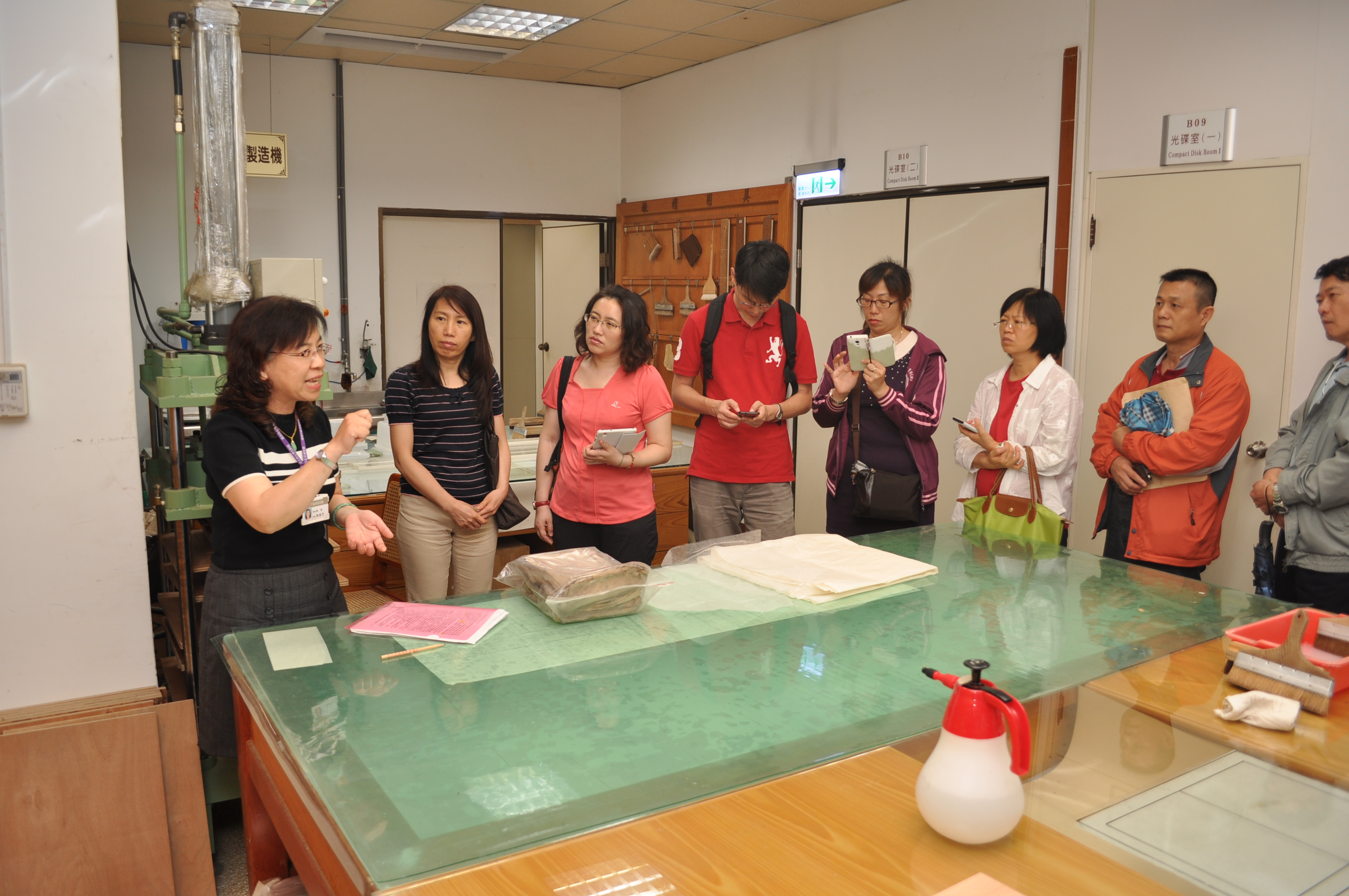 圖3：陳惠芳編纂（左1）介紹檔案裱褙修護情形