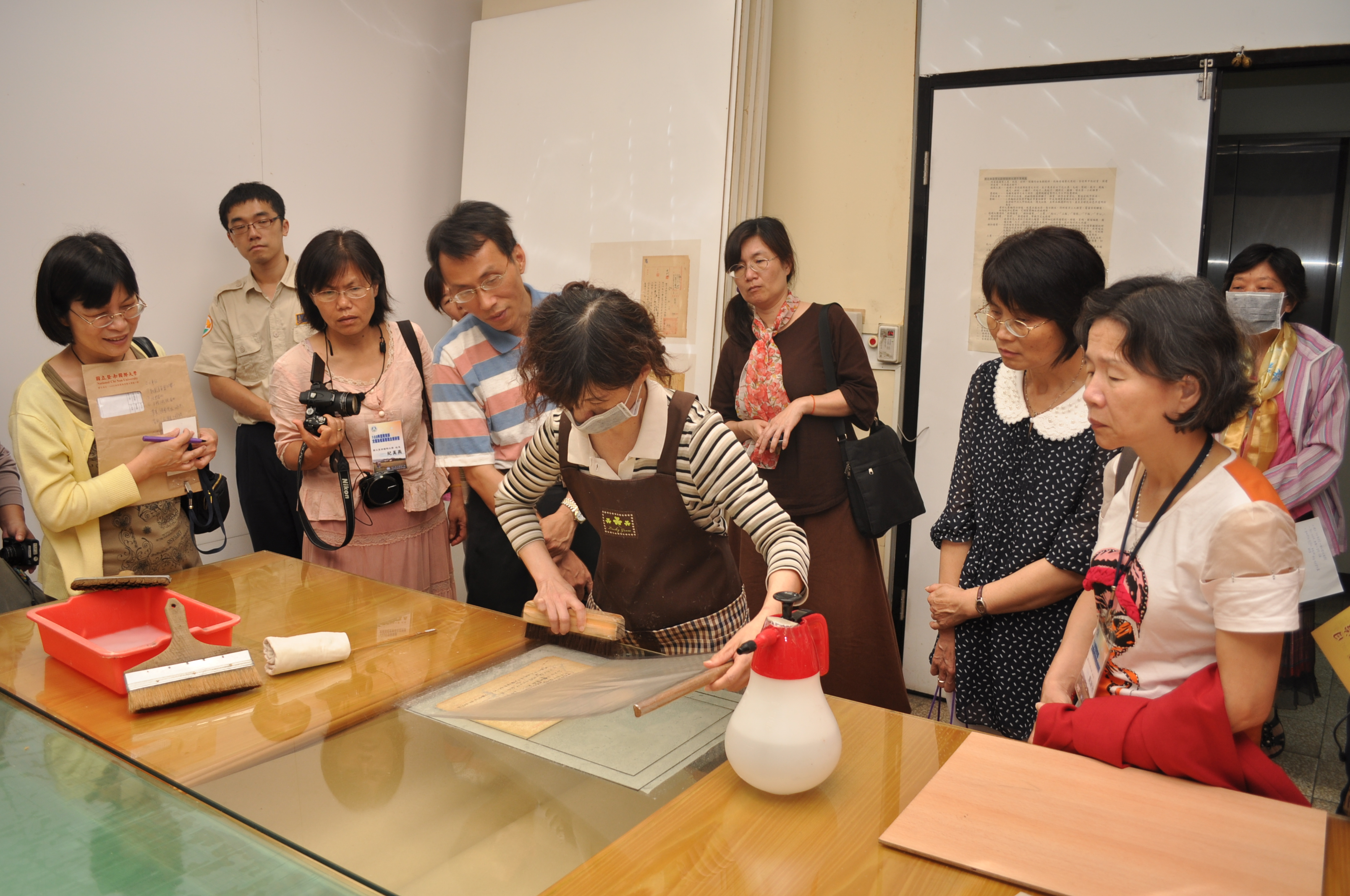 圖4：參觀檔案裱褙修護實況