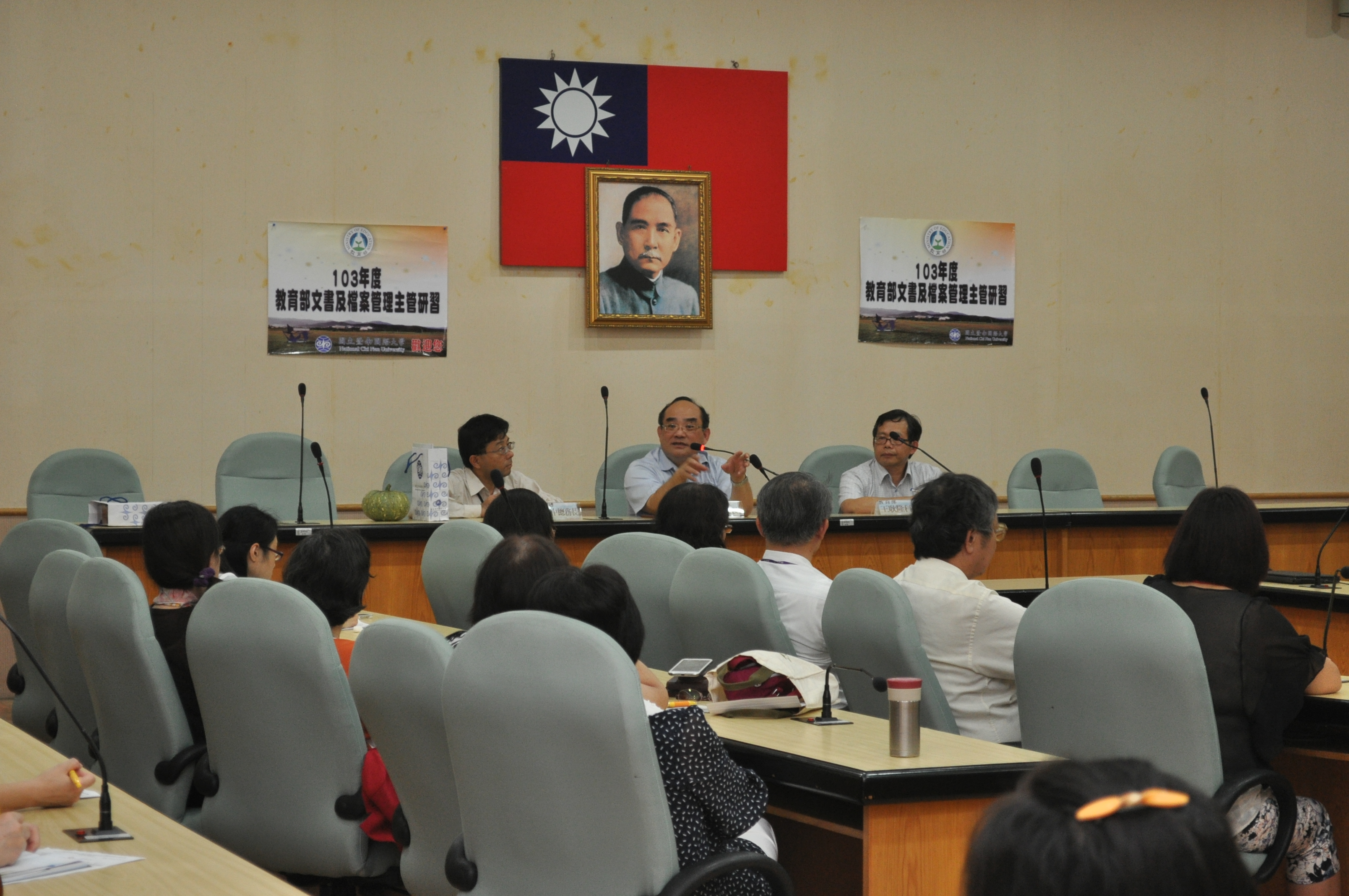 圖5：張鴻銘館長（上排中）、王耿隆科長（右）與劉一中總務長主持綜合座談之一