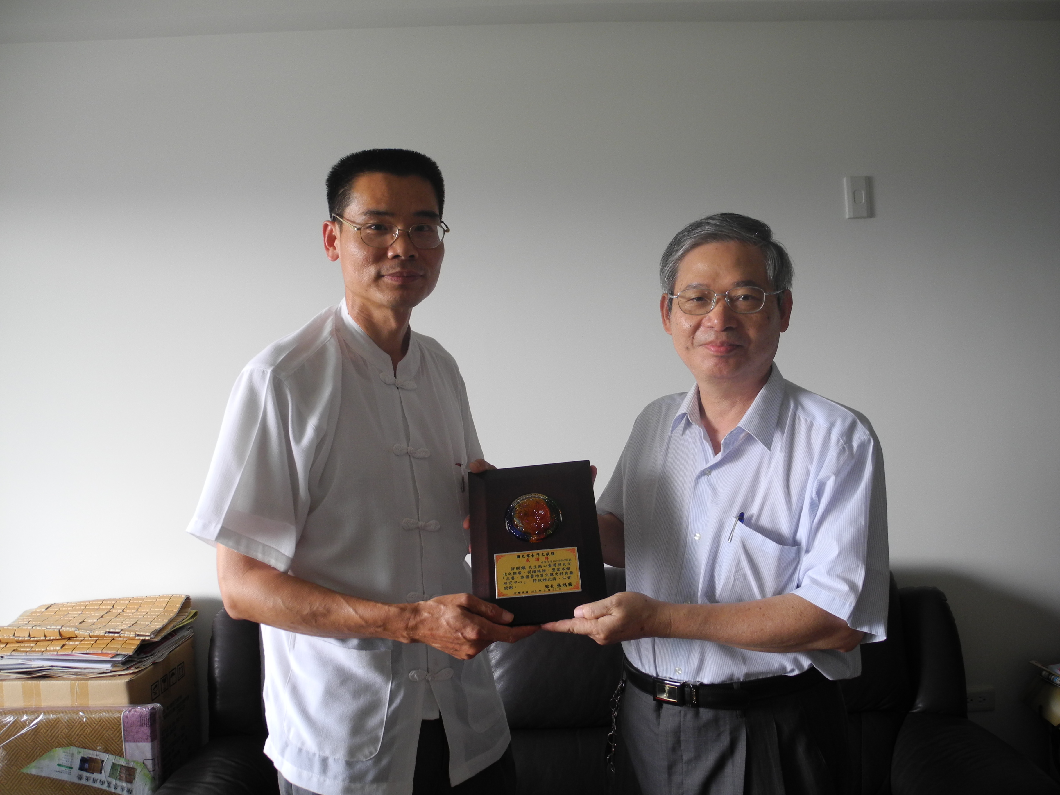 劉澤民副館長(左)致贈臺灣源流許明鎮主編(右)感謝狀