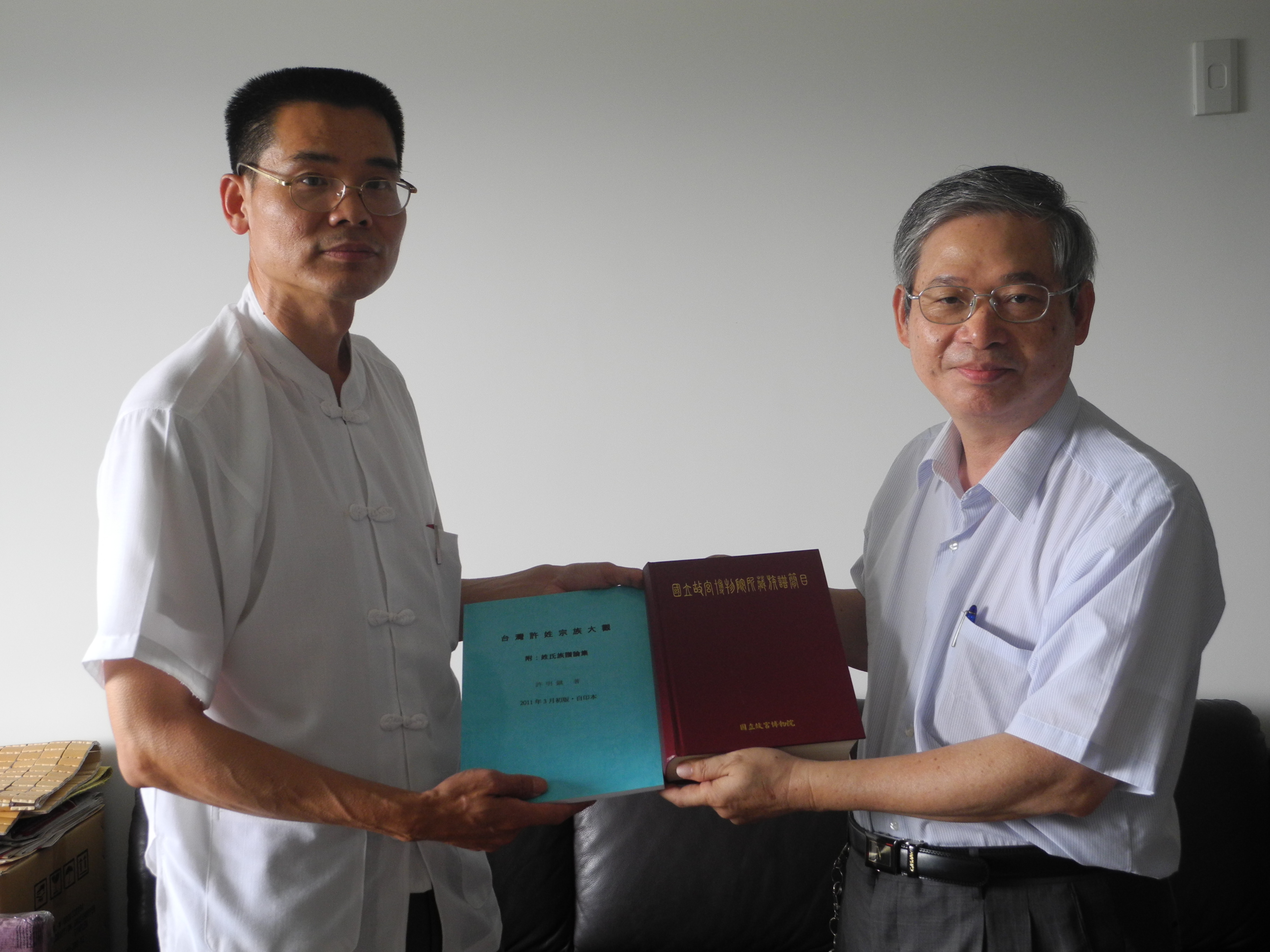 臺灣源流許明鎮主編(右)回贈本館劉澤民副館長(左)圖書資料兩冊