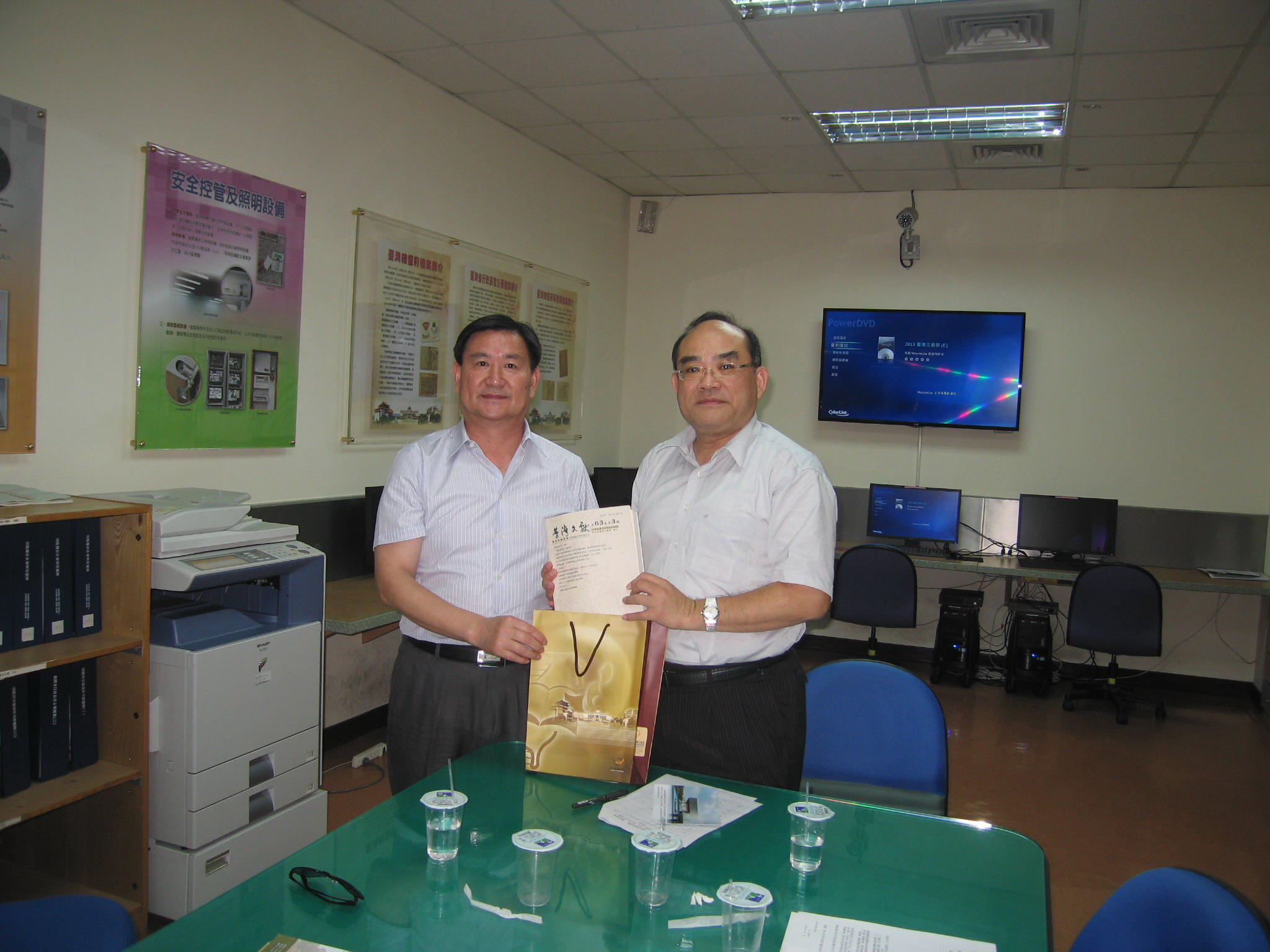 圖3.本館張鴻銘館長(右)與大陸江蘇省檔案局謝波局長(左)互相交換紀念品