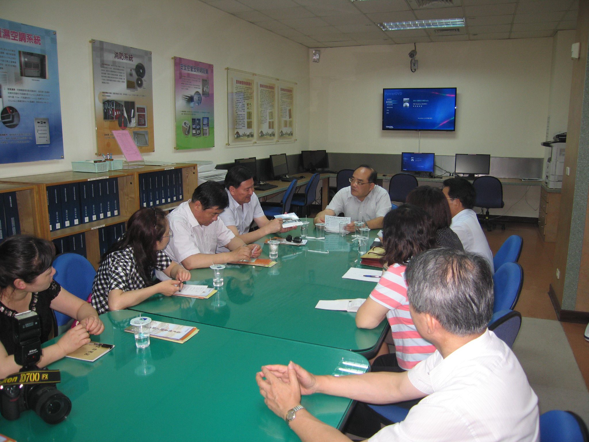 圖2.本館張鴻銘館長(中)與參訪者就兩岸檔案之典藏與應用交流座談