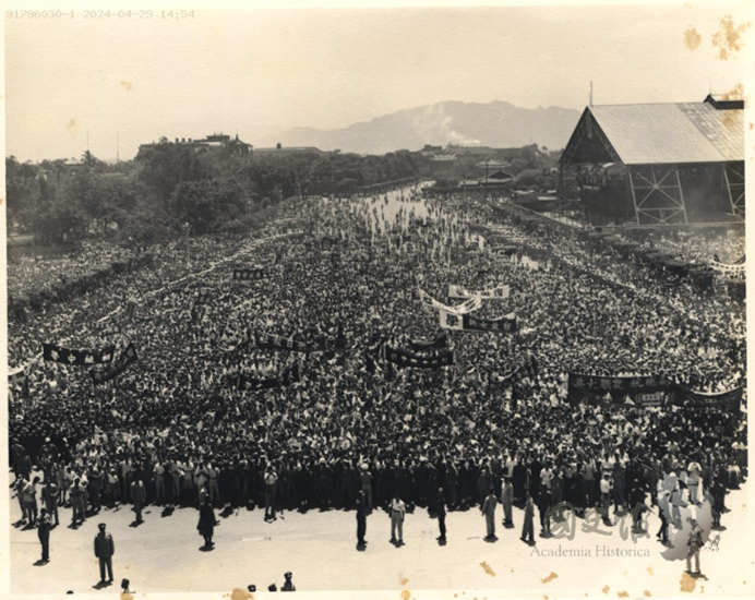 圖9：1954年總統就職典禮總統府外人民聚集，〈總統蔣公影輯—集會慶典 （三）〉，《蔣中正總統文物》，國史館藏，數位典藏號：002-050102-00003-140。