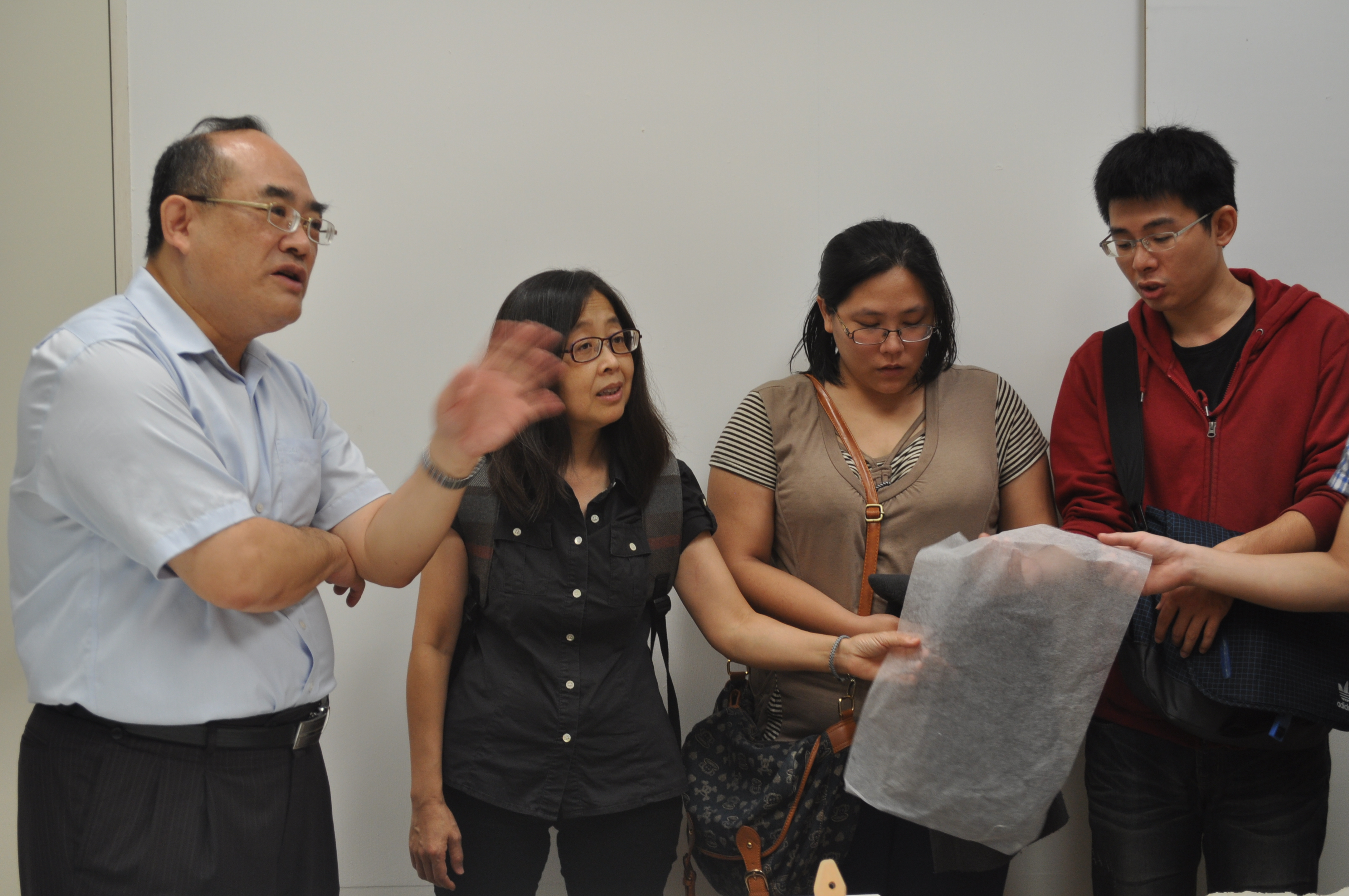 圖2：張鴻銘館長解說典具帖紙運用之妙