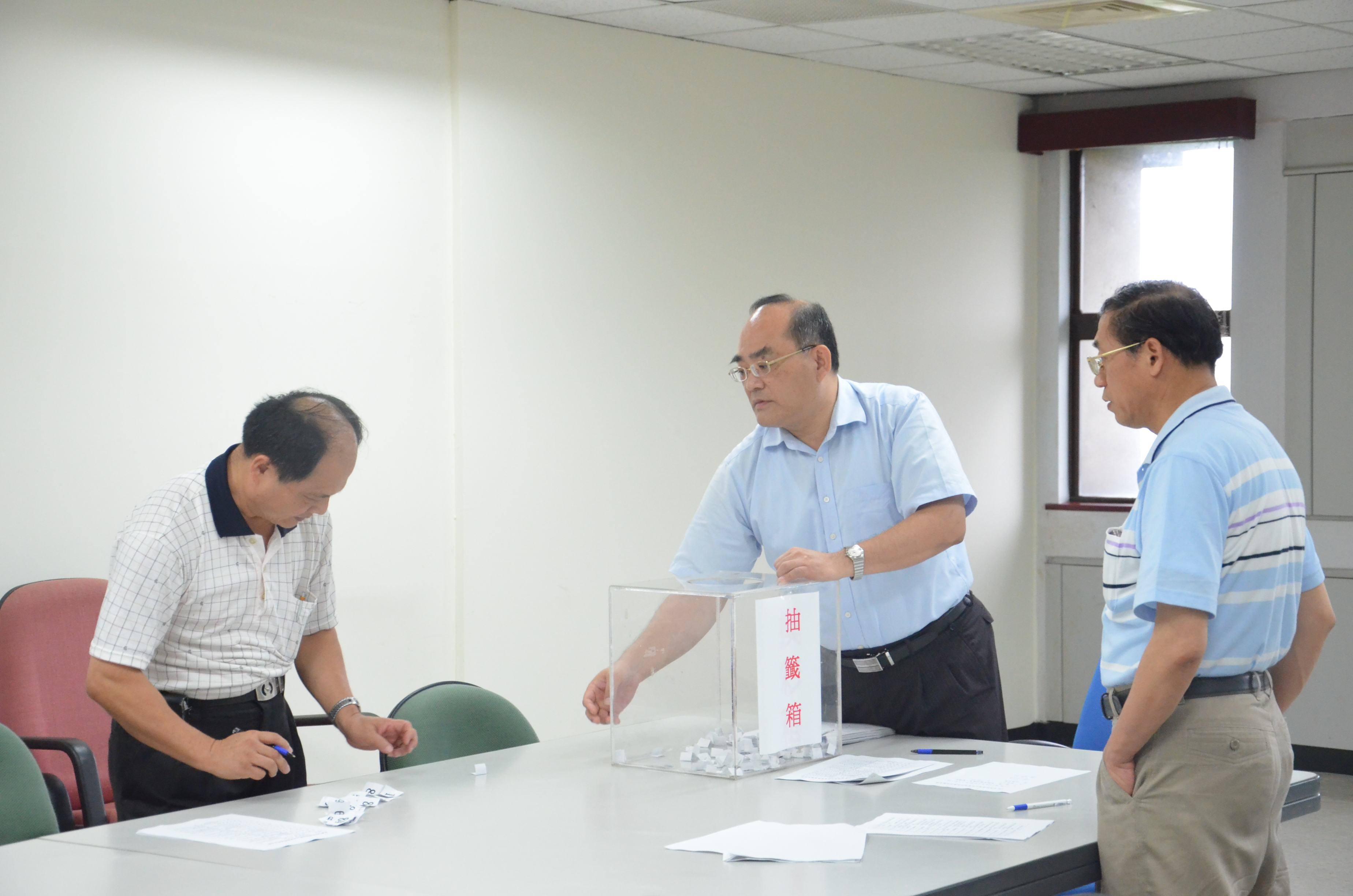 圖1：本館張鴻銘館長主持抽籤