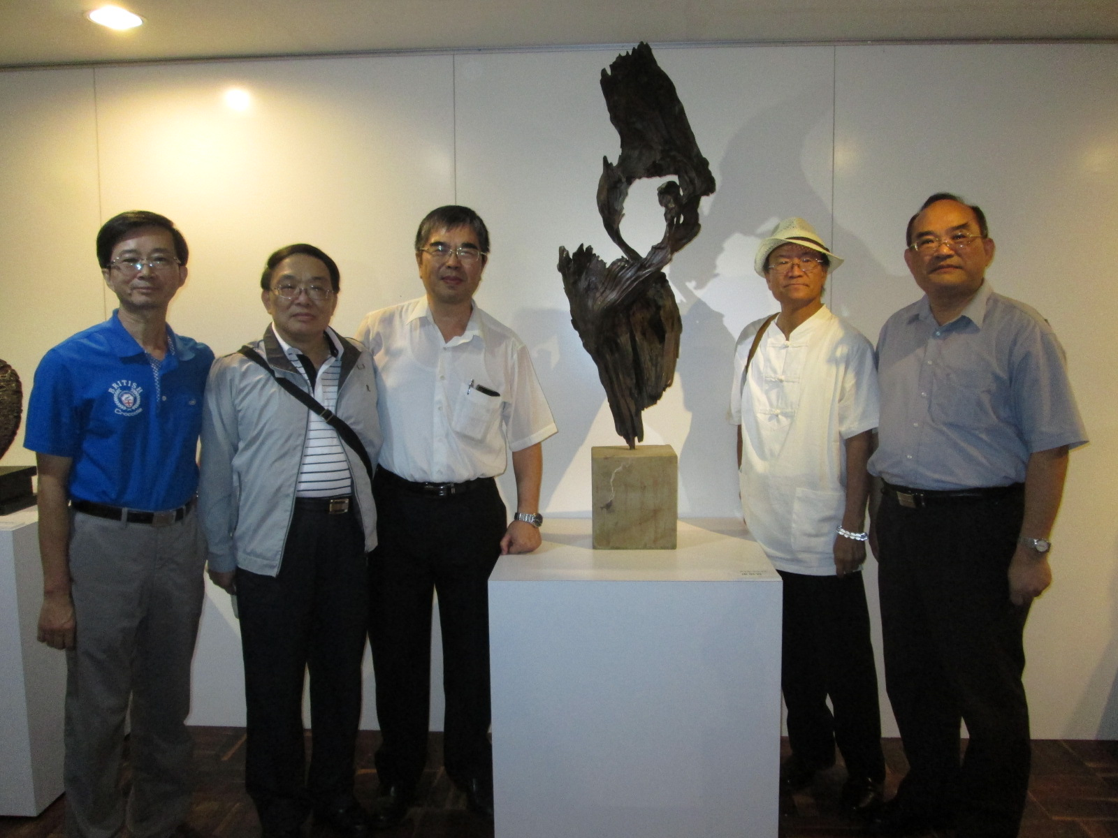 圖3：張鴻銘館長(右一)與貴賓及銅雕作品合影