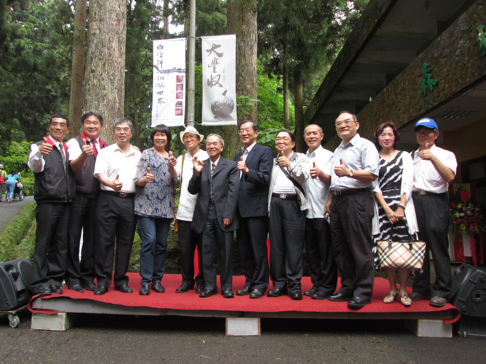 圖2：張鴻銘館長(右三)參加開幕活動並和貴賓合影