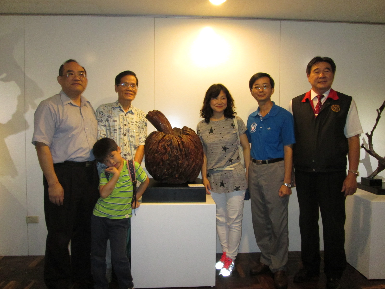 圖4：張鴻銘館長(左一)與貴賓於展場中合影