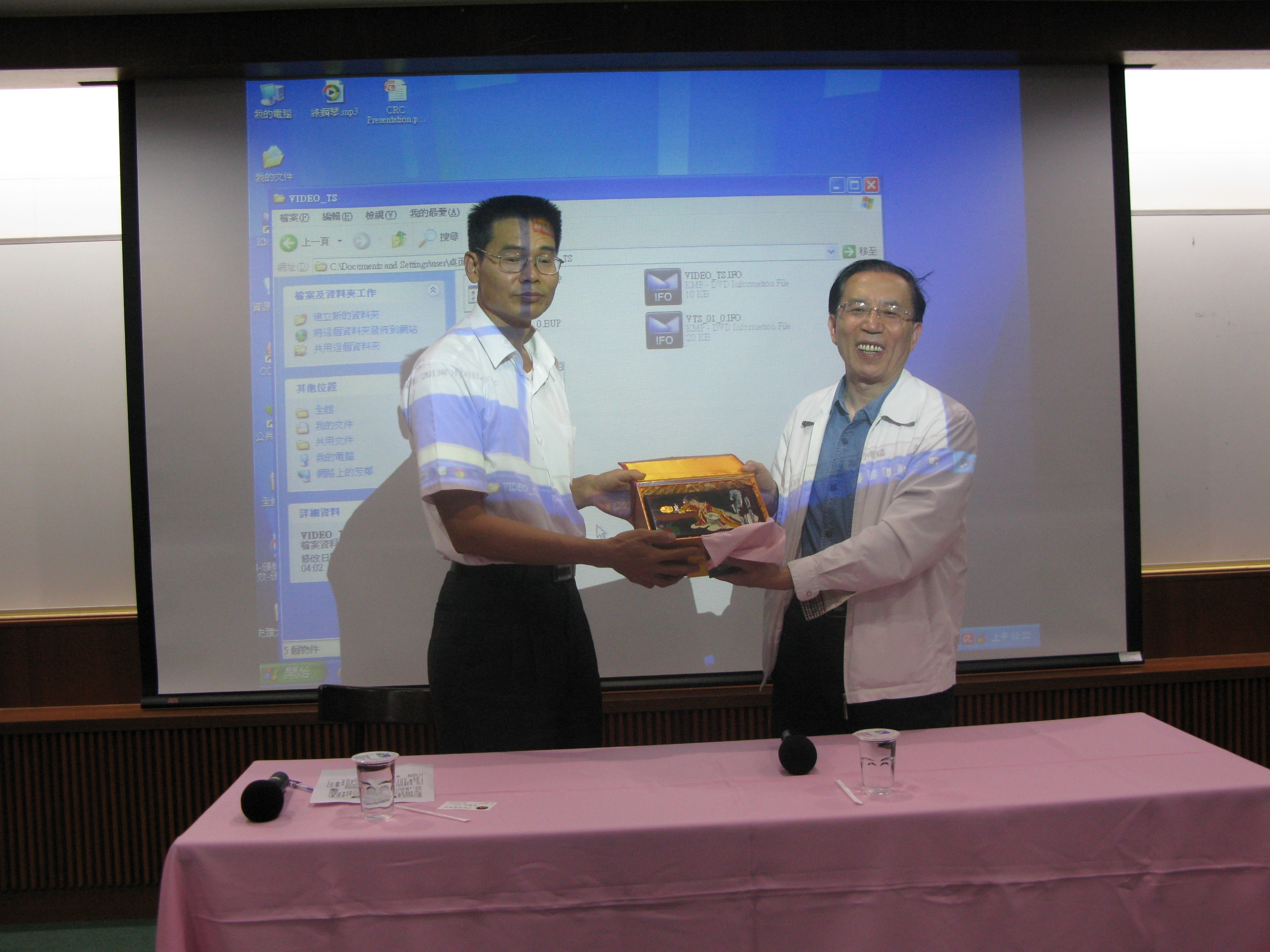 圖二、本館劉澤民副館長與六安市文化交流團交流工藝品