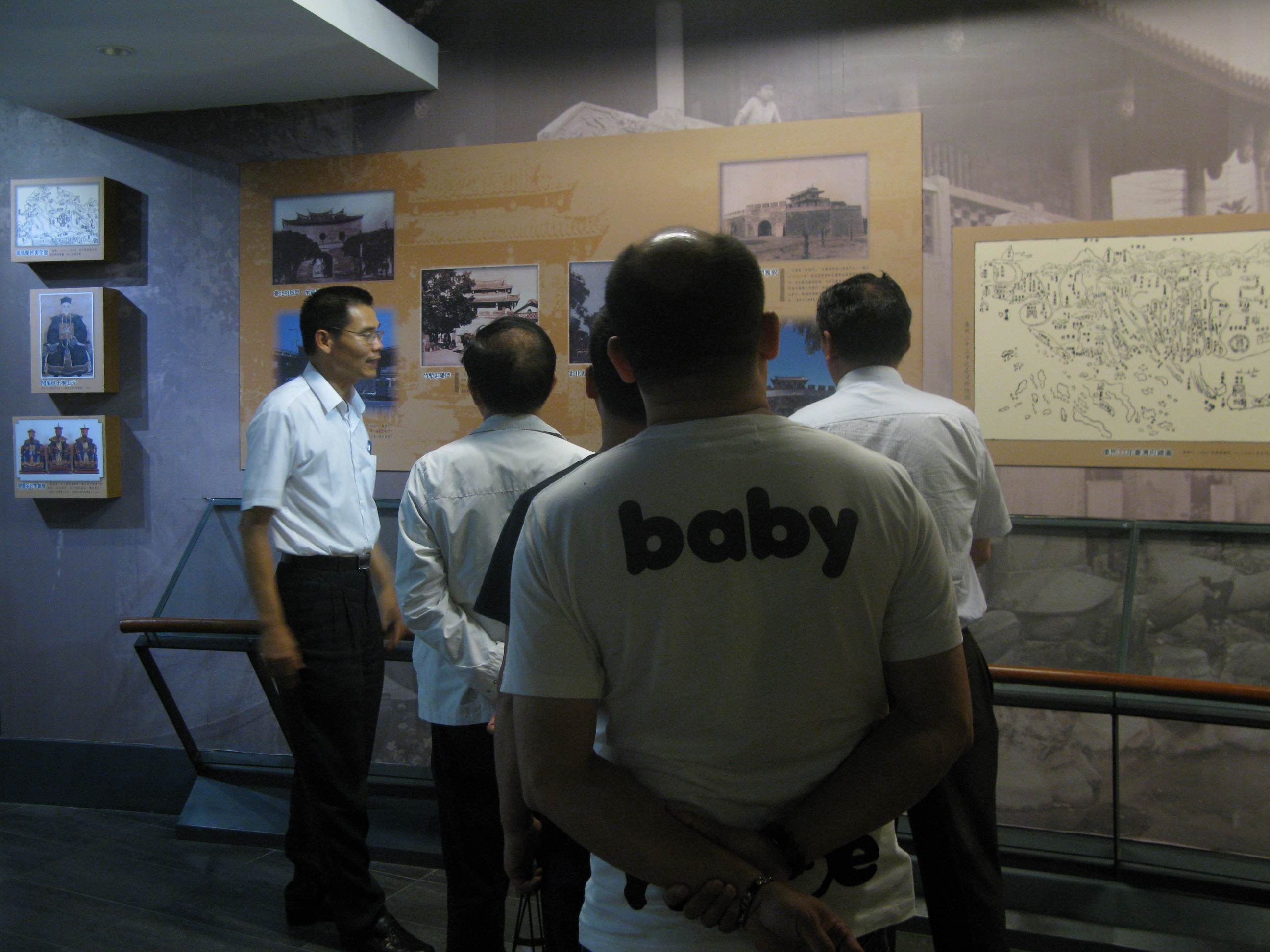 圖三、本館劉澤民副館長(左立)導覽史蹟大樓展覽