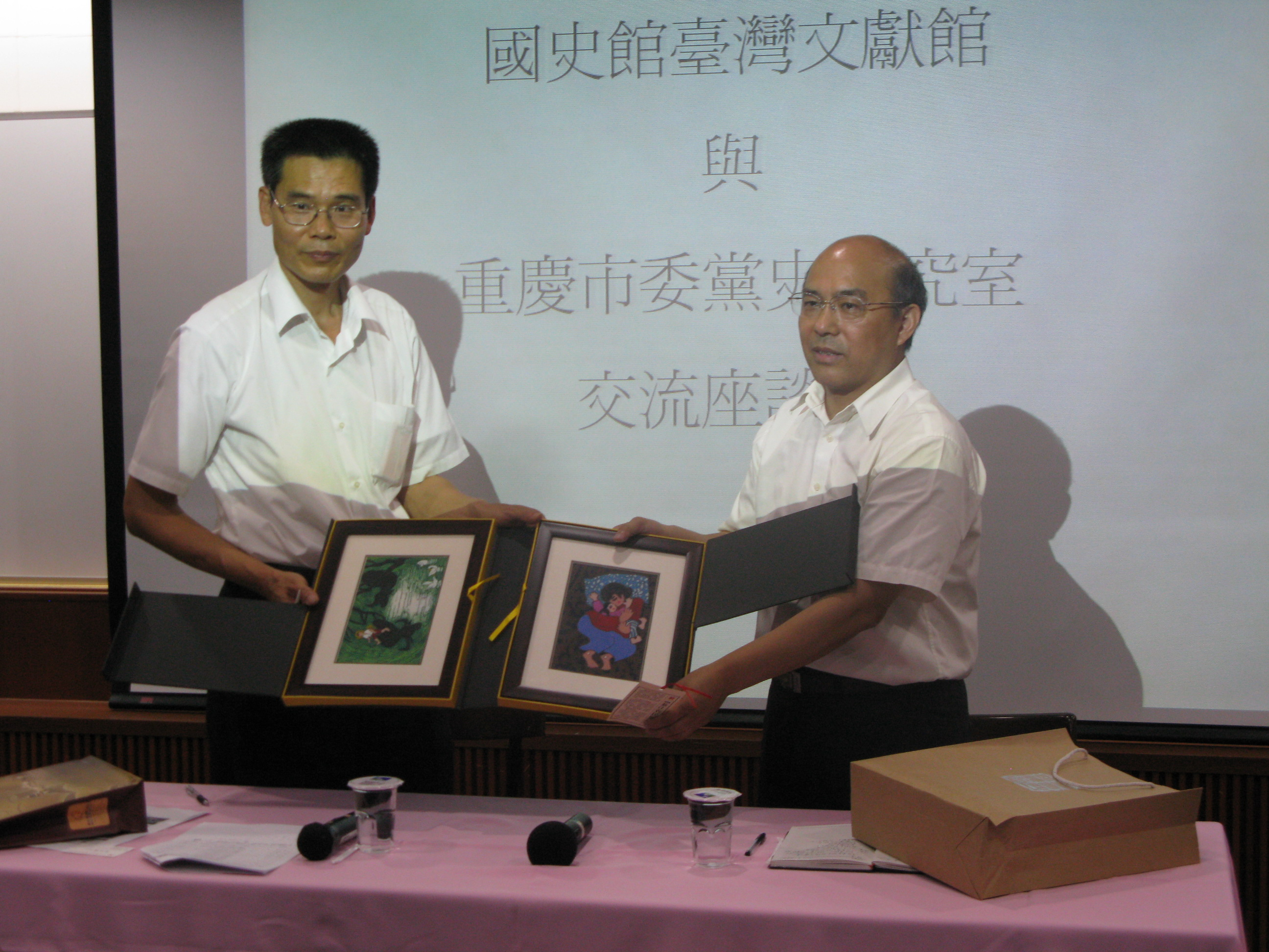 圖二、本館劉澤民副館長與參訪團交流工藝品