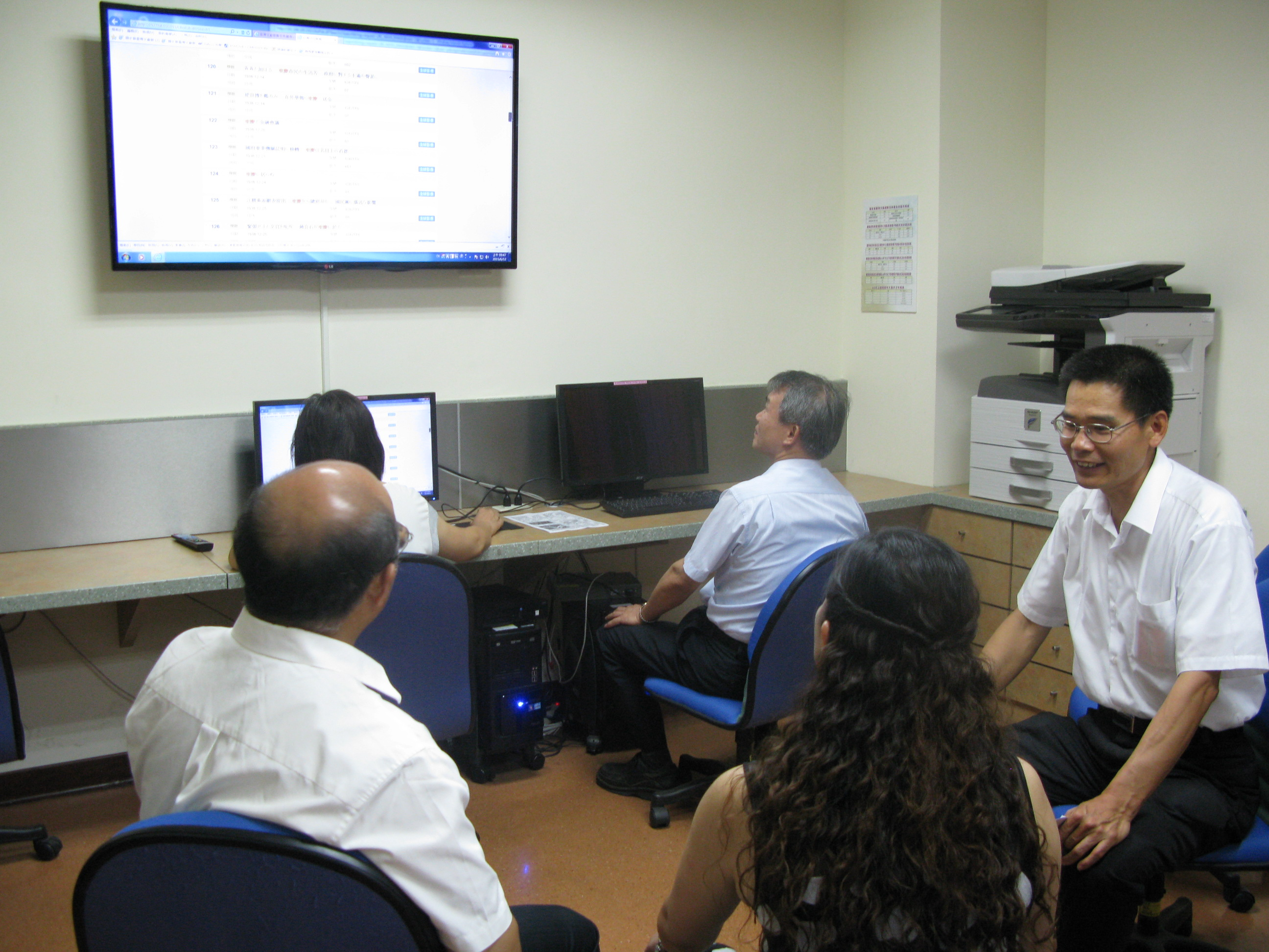 圖三、本館劉副館長澤民(右坐)介紹本館檔案線上查詢功能