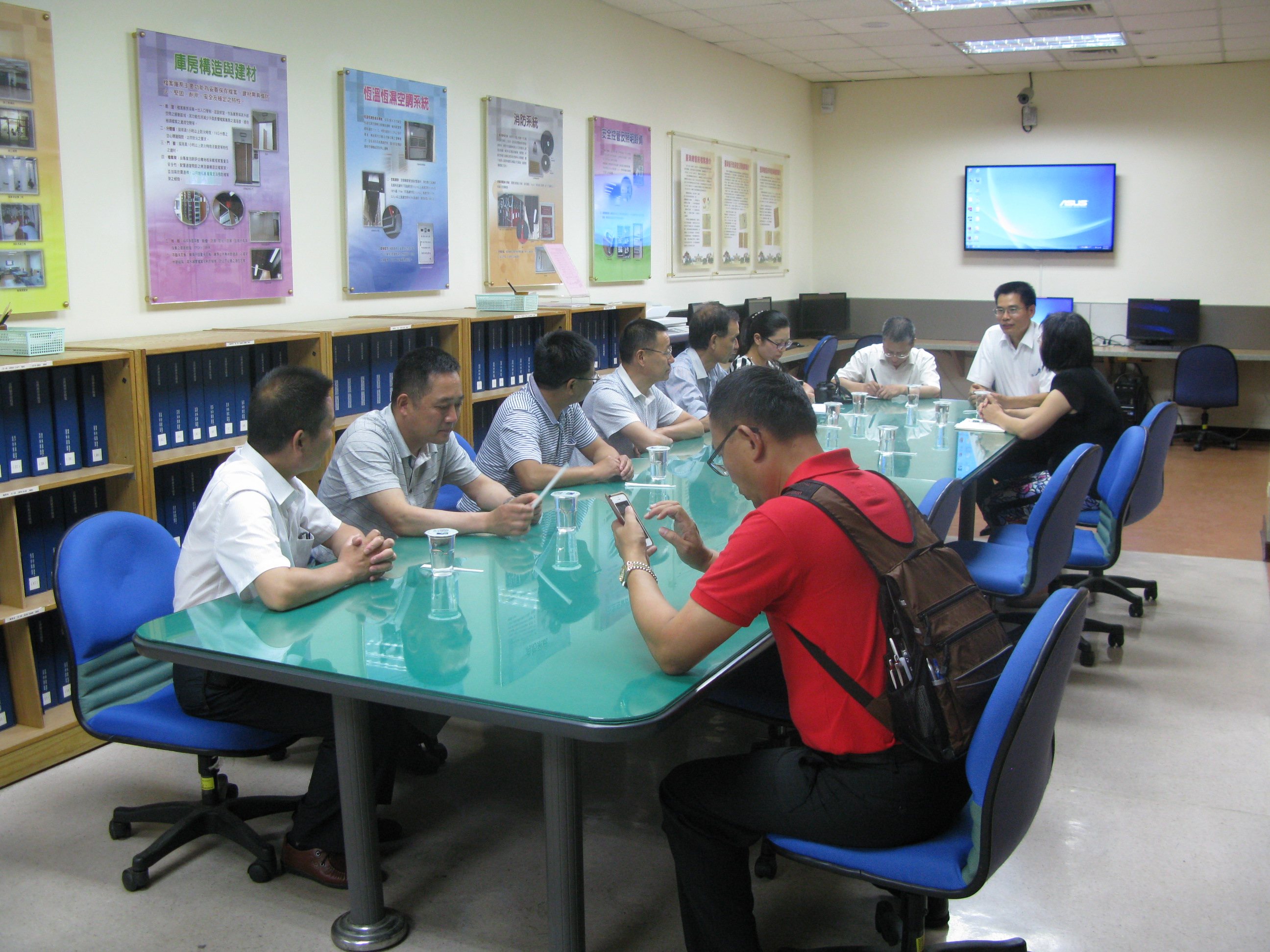 圖一、本館劉澤民副館長(中右坐)主持接待六安市文化交流團