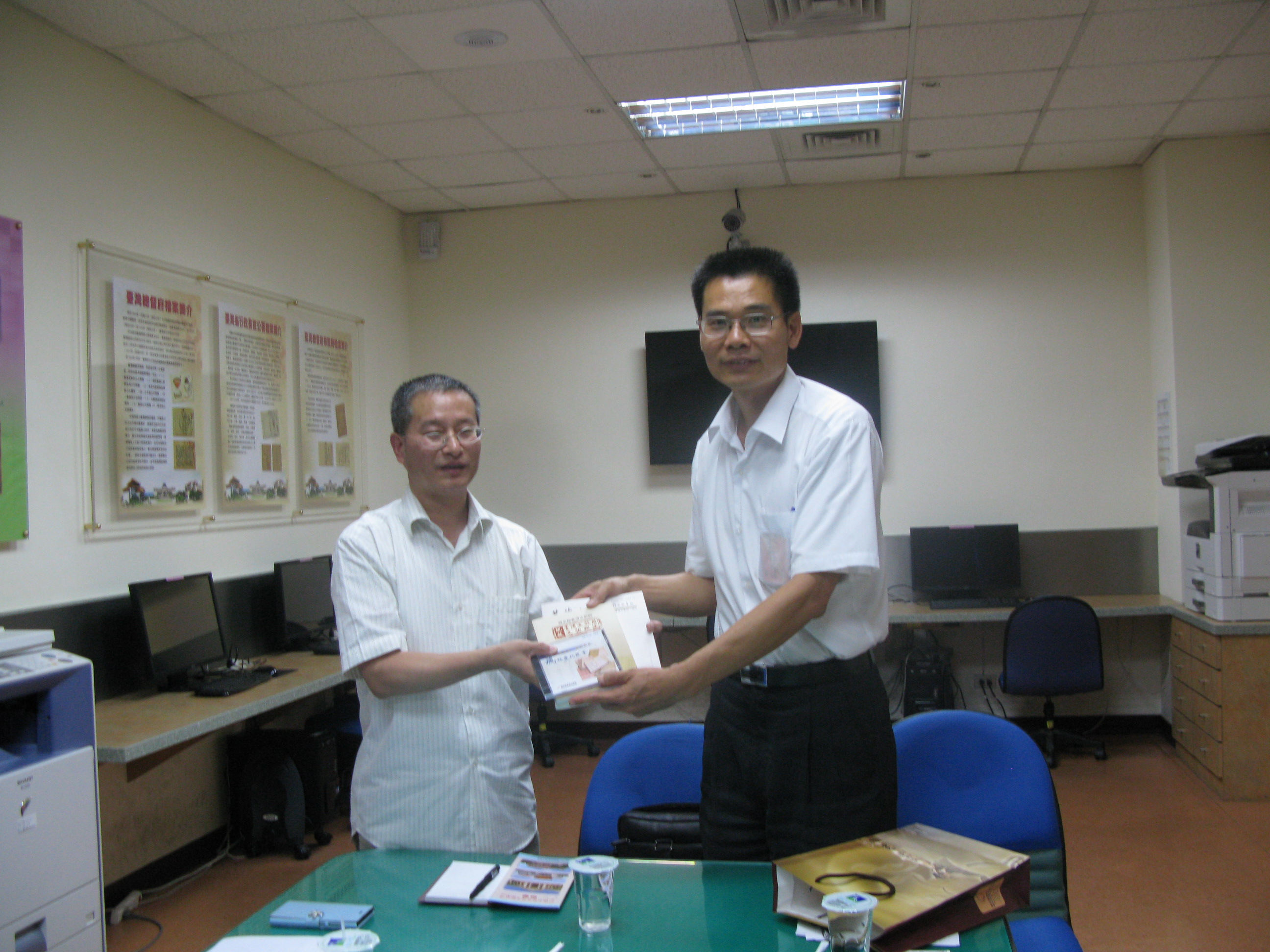 圖二、本館劉澤民副館長與交流團交流出版品