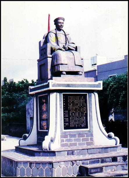 圖1：蔡廷蘭塑像（位在澎湖蔡氏宗祠前）