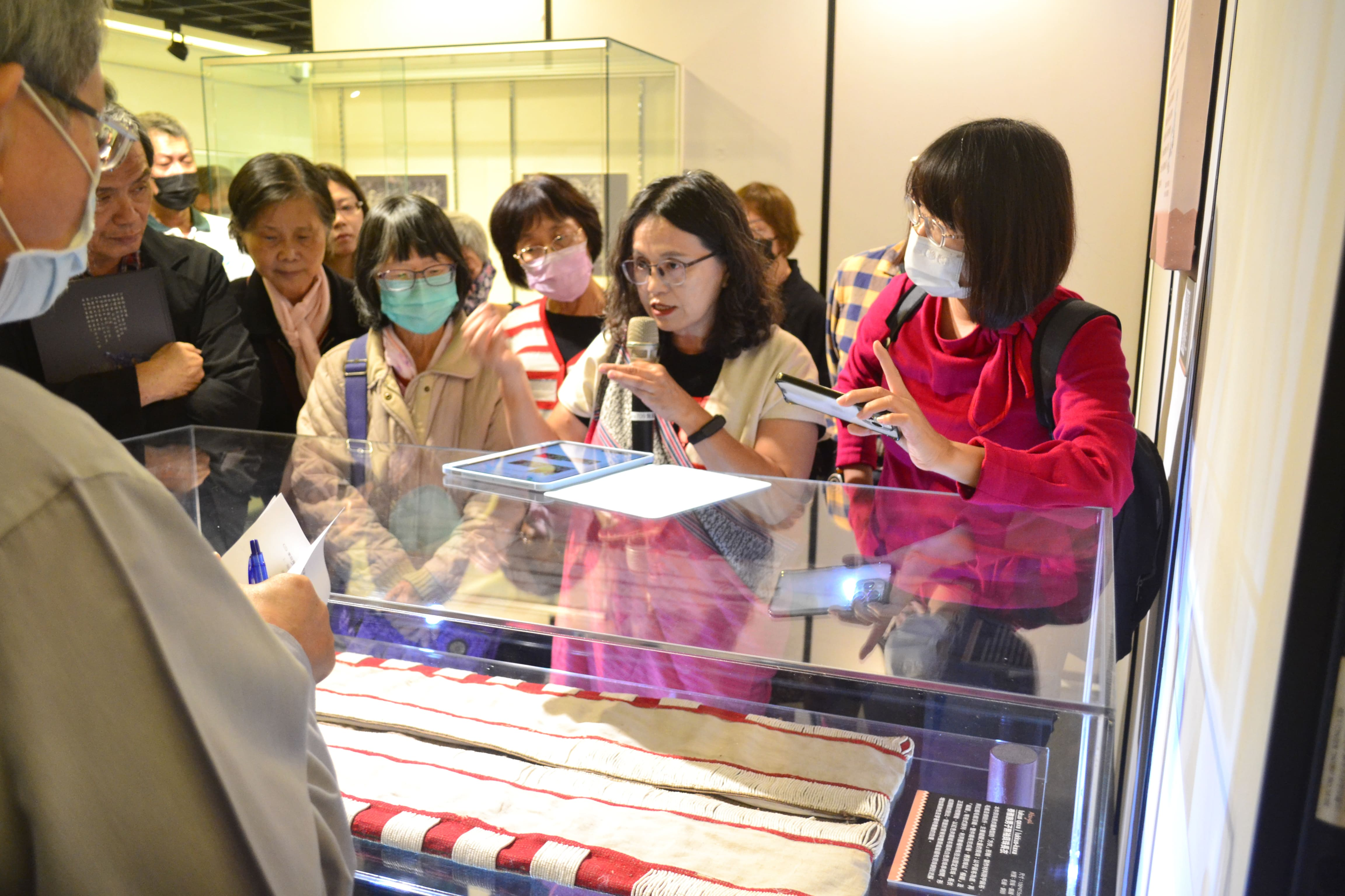 圖8：焦點文物「泰雅族男子貝珠長衣」導覽