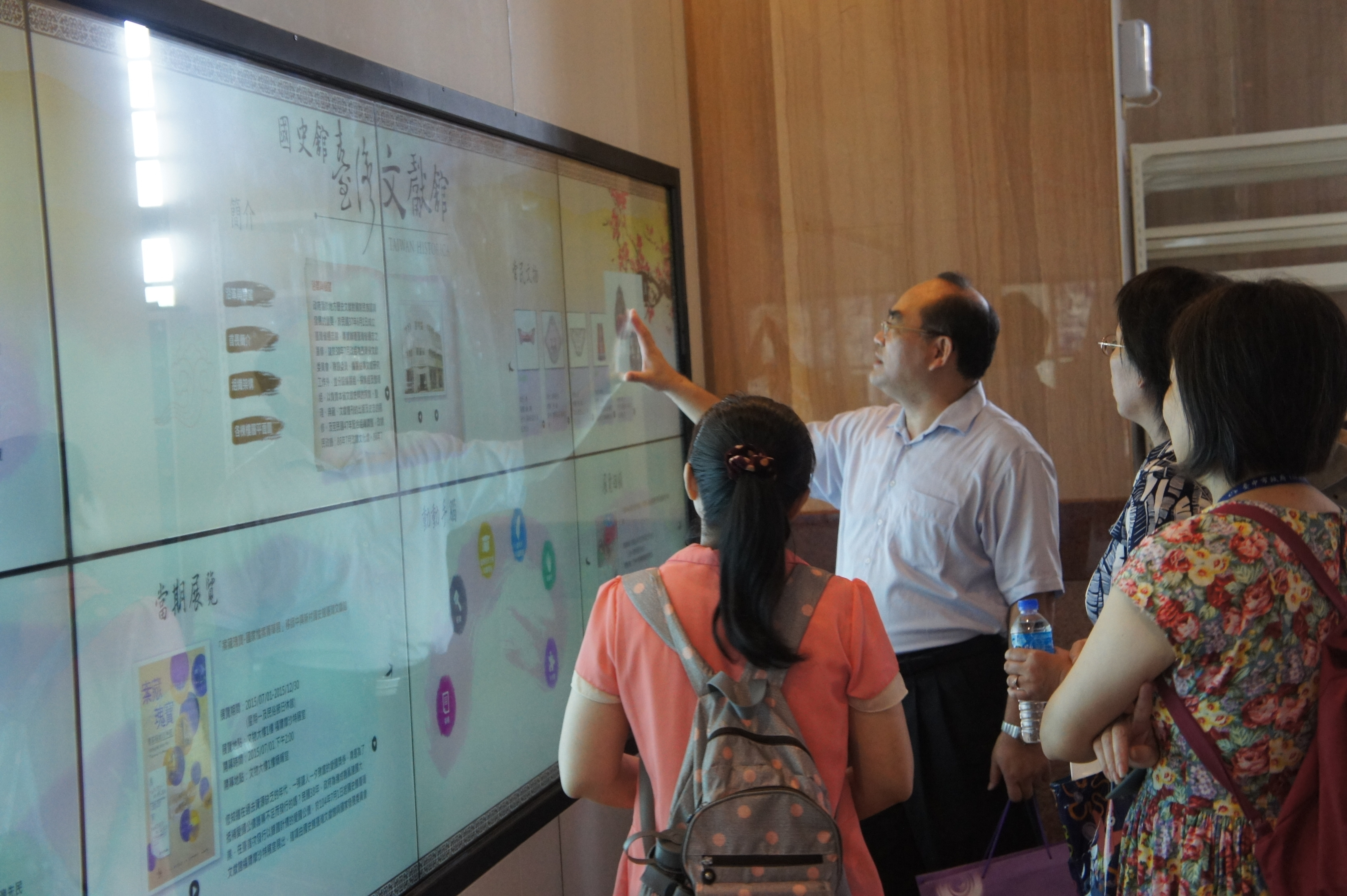 圖2：張鴻銘館長介紹多媒體觸控電視牆