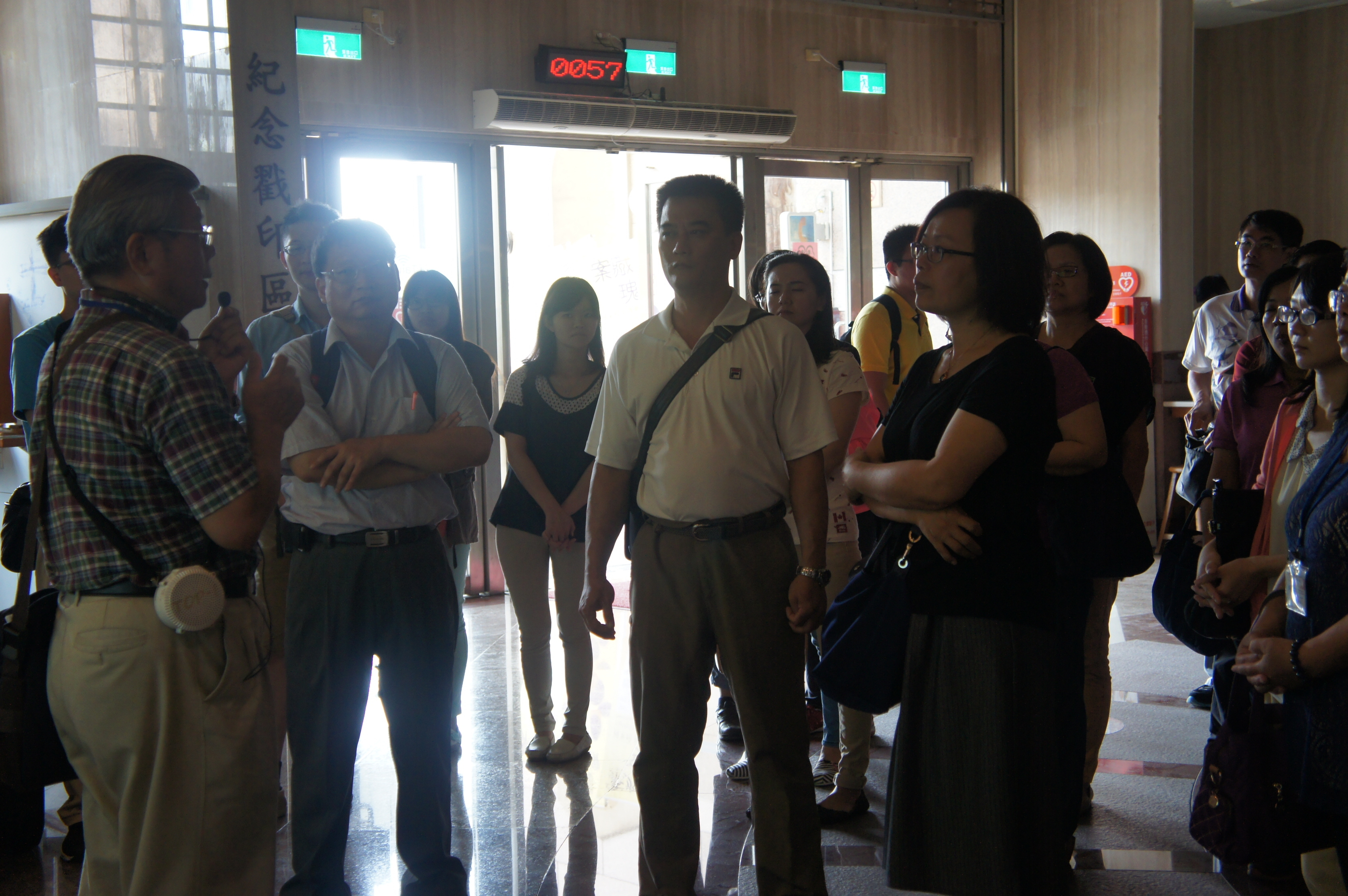 圖3：志工吳元中老師(左1)向參訪來賓導覽解說