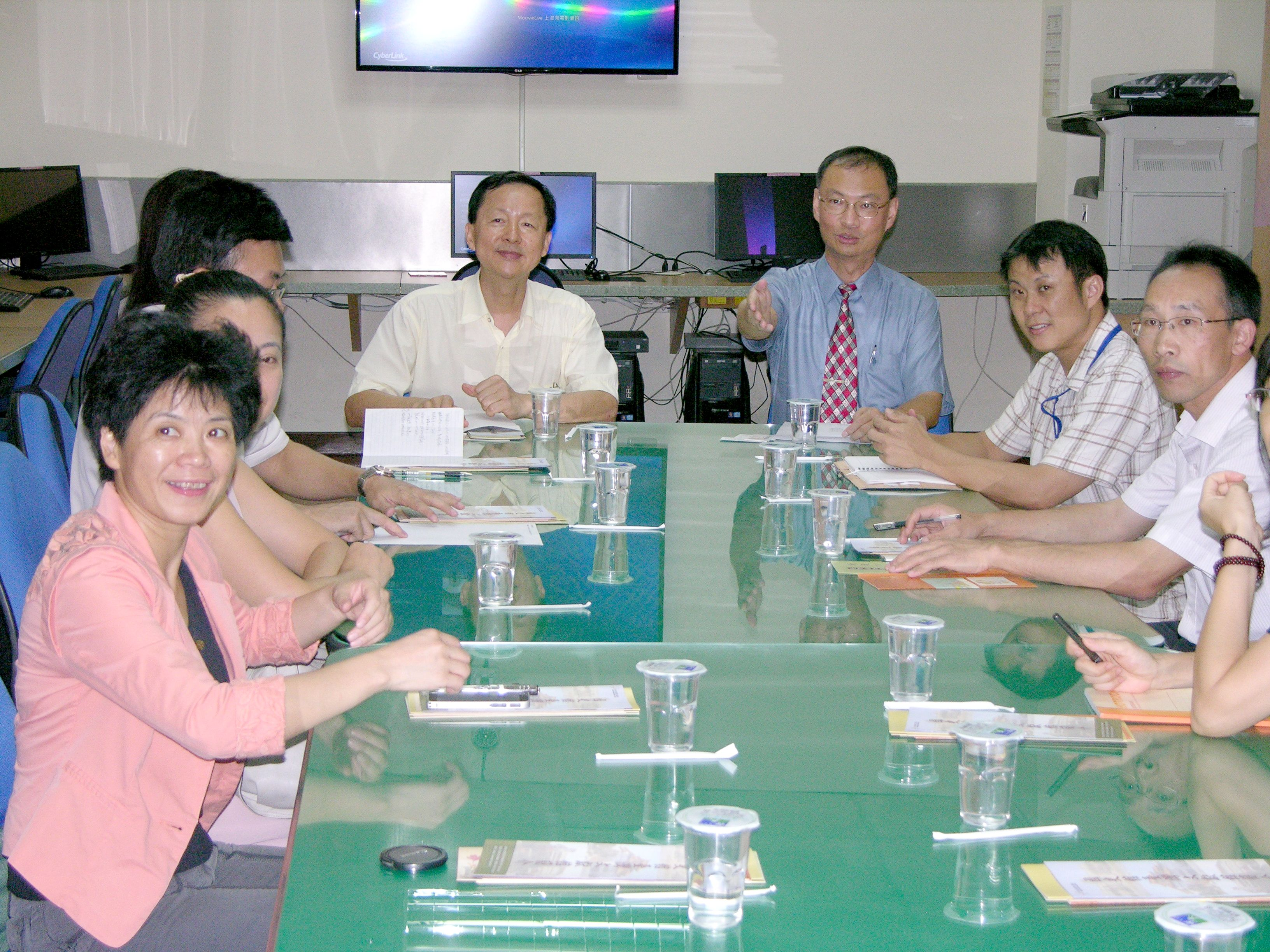 圖1.本館王希智主任秘書(右4)主持座談