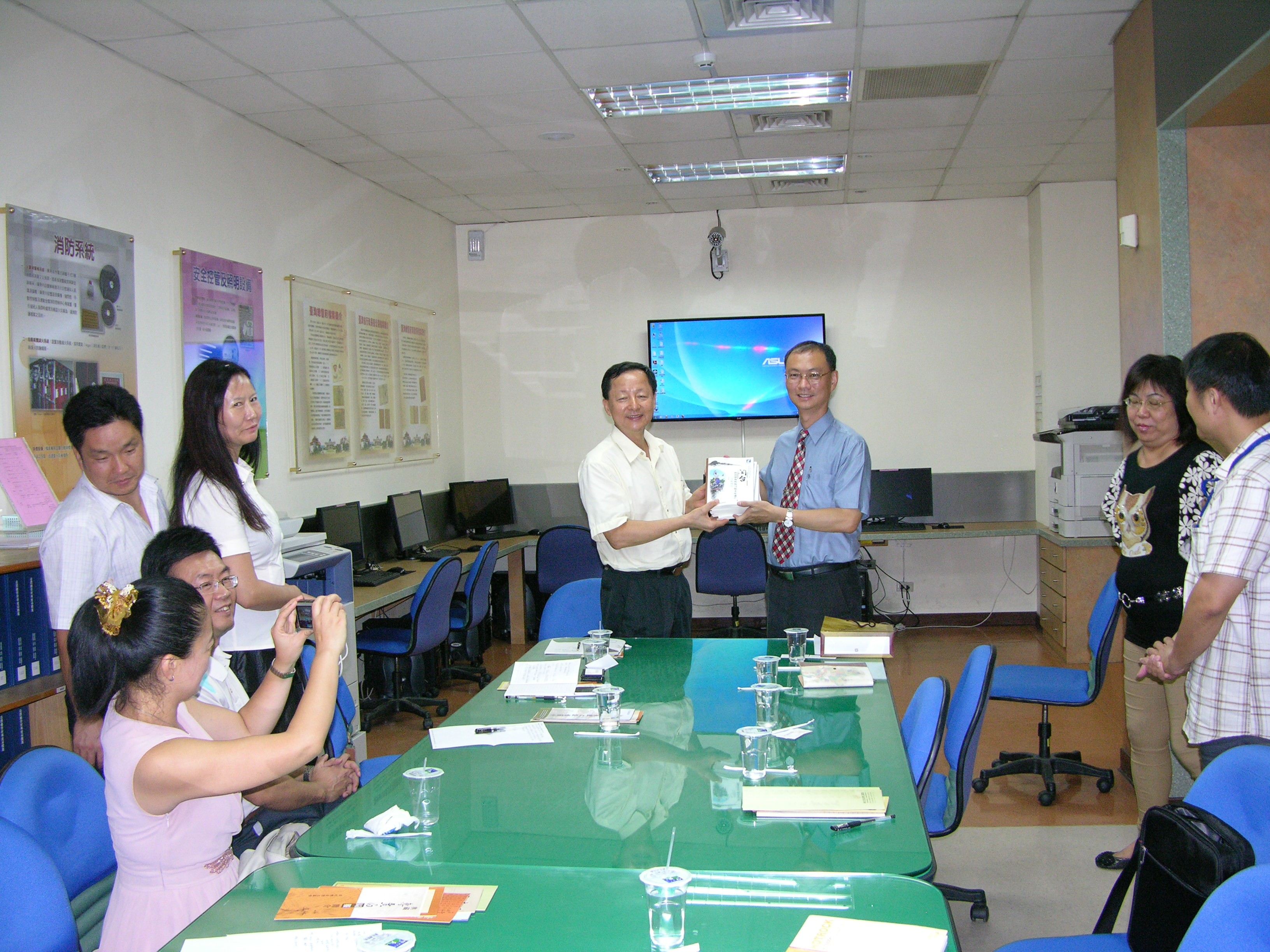 圖2.本館與大陸廈門社會科學院互贈出版品交流