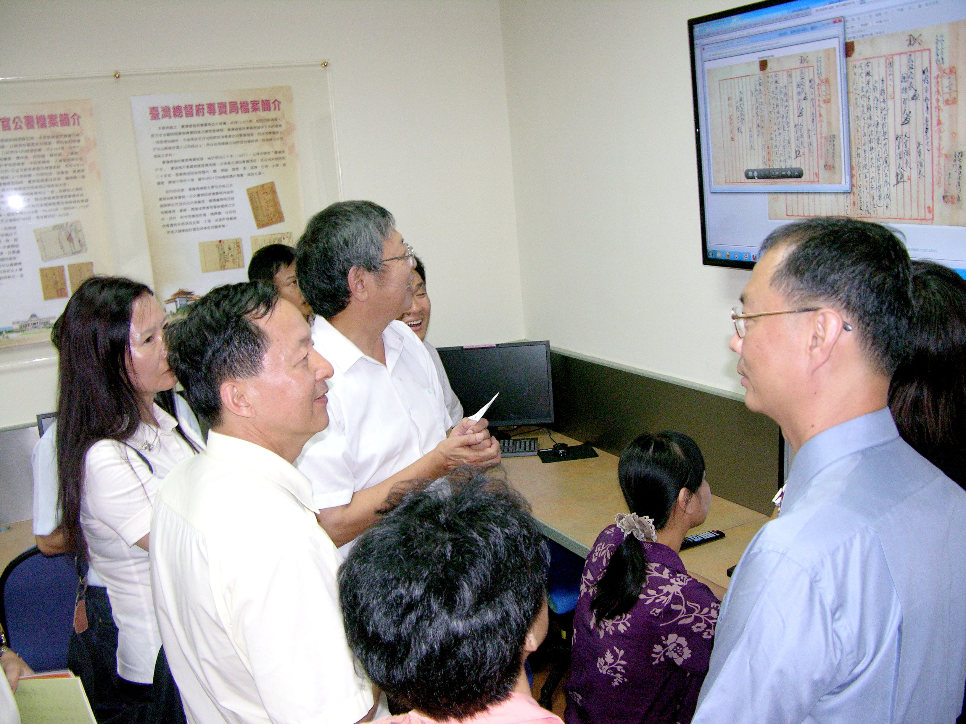 圖3.大陸廈門社會科學院貴賓聽取本館導覽