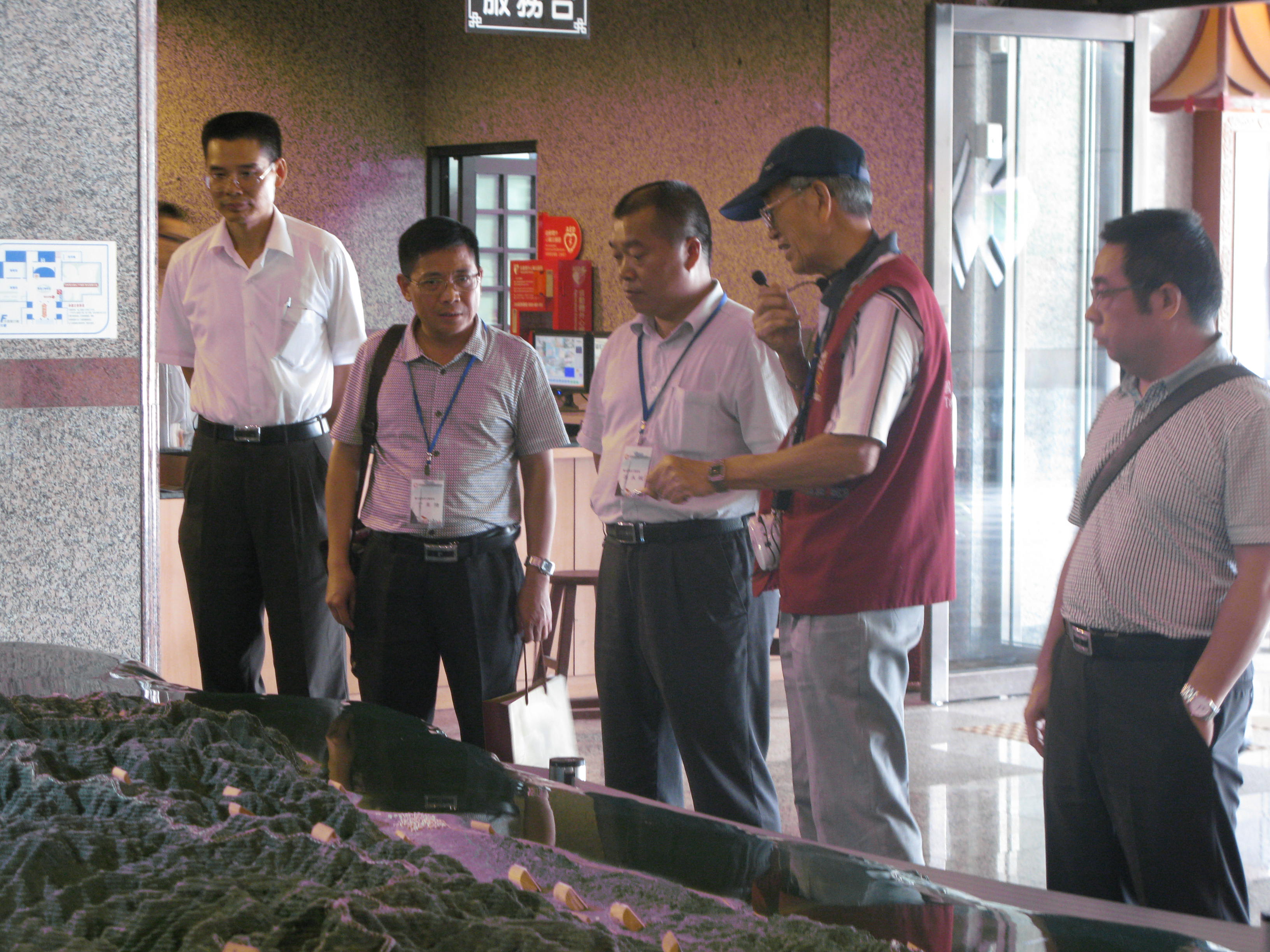 圖三、本館劉澤民副館長（左一）陪同參訪團參觀本館史蹟大樓展覽