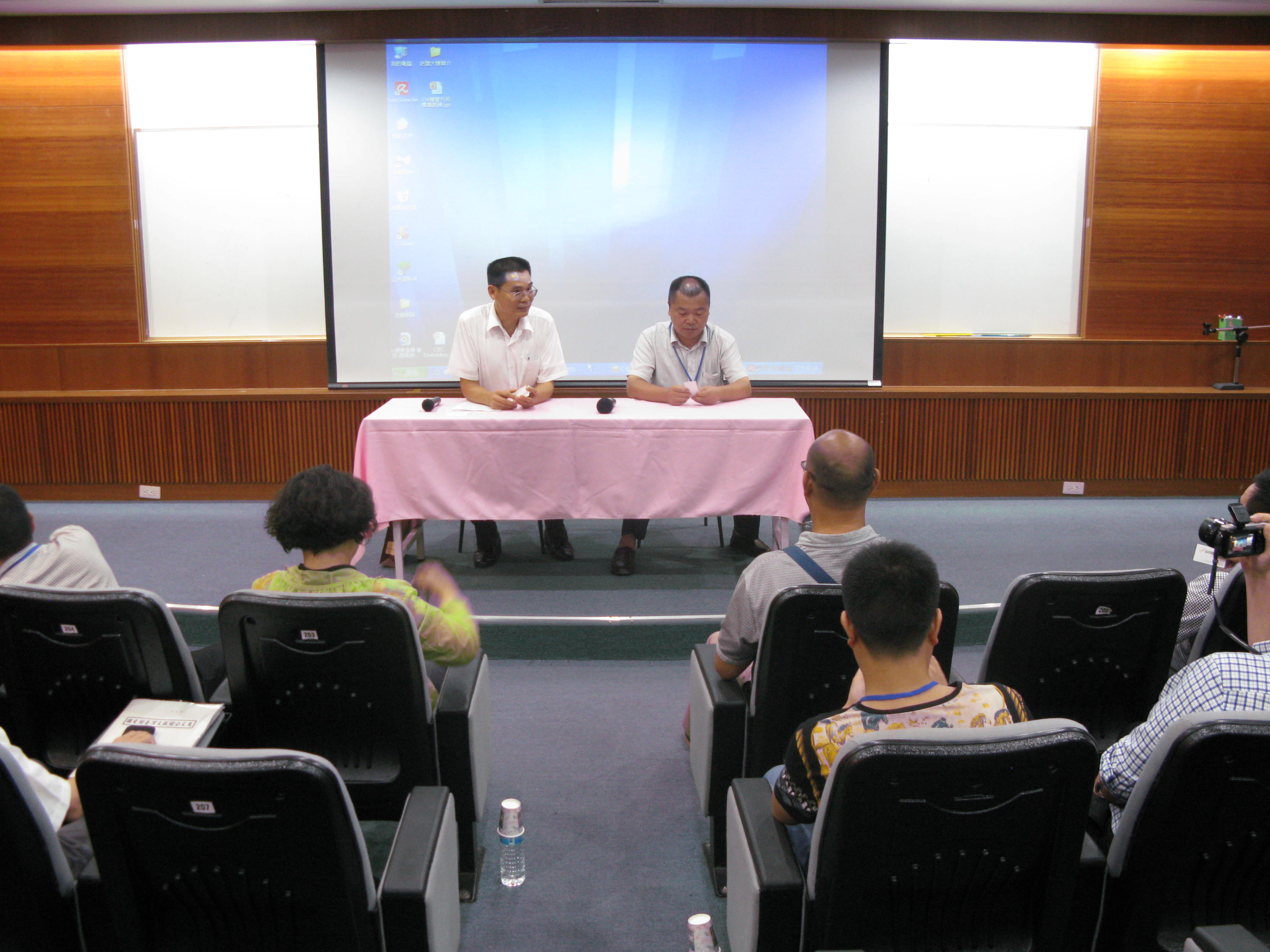 圖一、本館劉澤民副館長(前排左)主持接待四川交流團