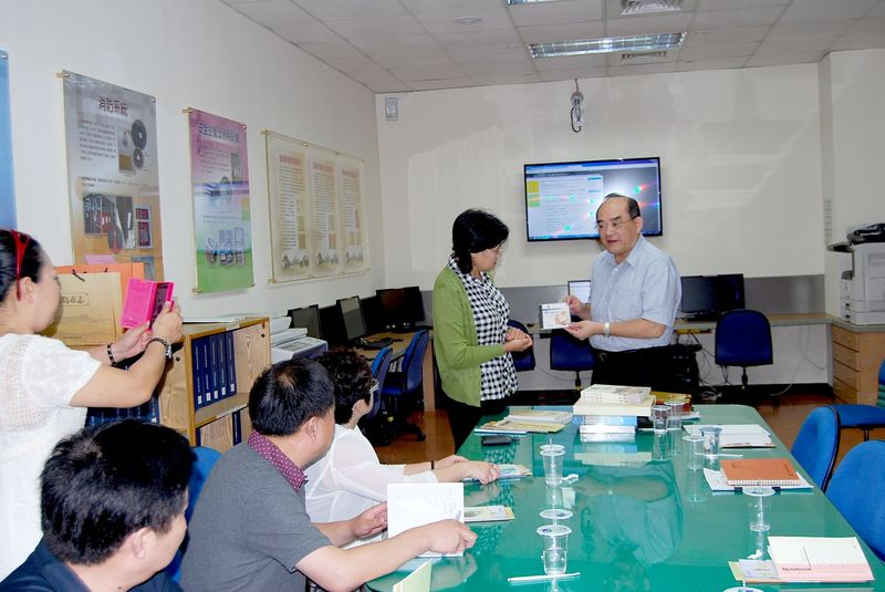 圖1.本館張鴻銘館長(右立者)說明出版品(檔案的故事光碟)