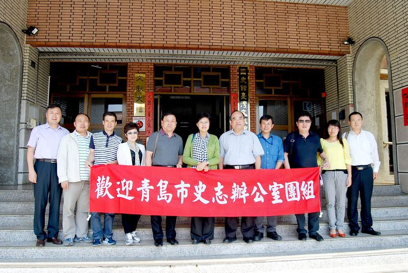 圖4.張鴻銘館長(右5)與參訪團來賓合影紀念