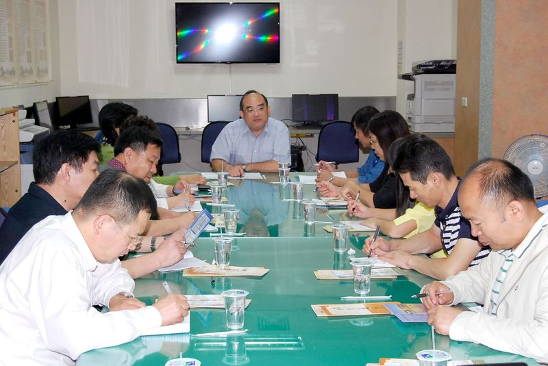 圖2.本館張鴻銘館長(中)主持接待座談