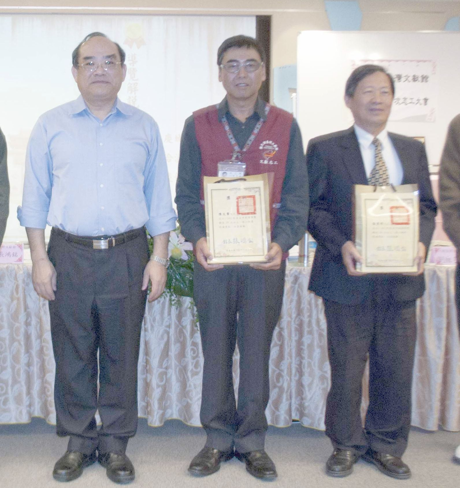 圖2.本館張鴻銘館長(左)與得獎志工陳文筆先生(中).張景明先生合影