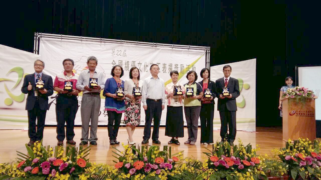 圖5.陳明金先生(右1)與頒獎人及其他得獎者合影留念