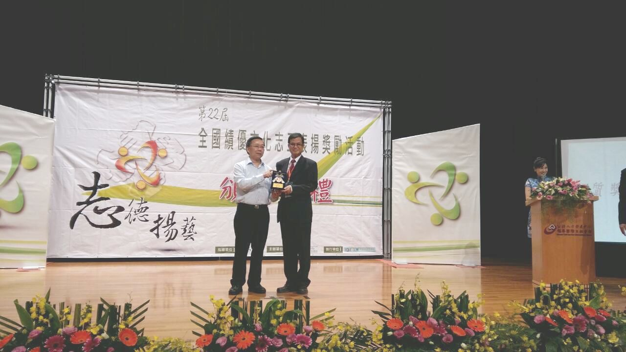 圖4.陳明金先生(右)接受文化部洪世佑司長頒獎