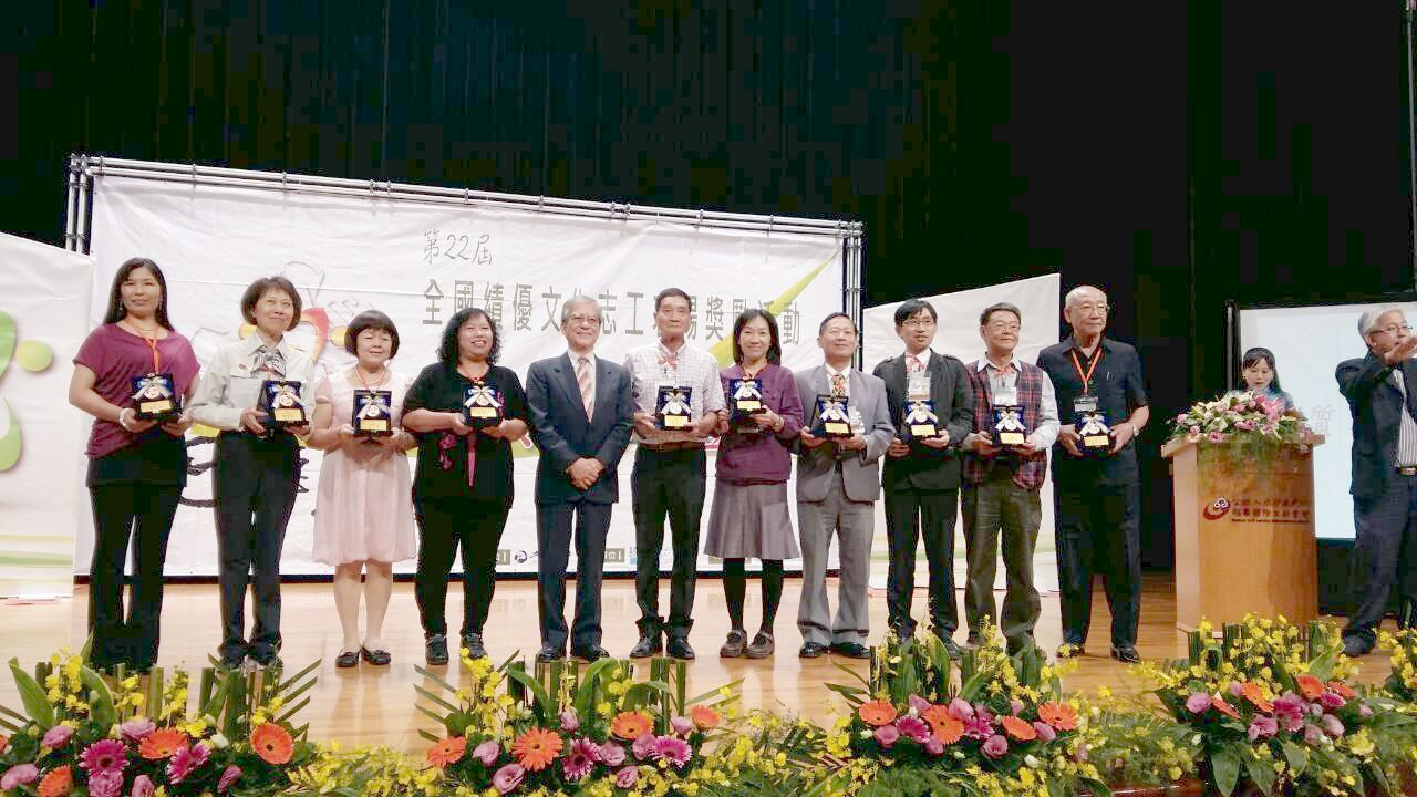 圖7.張景明先生(右4)與頒獎者及其他得獎者合影留念