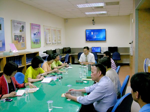 圖1.本館劉澤民副館長(中坐)主持接待成都參訪團