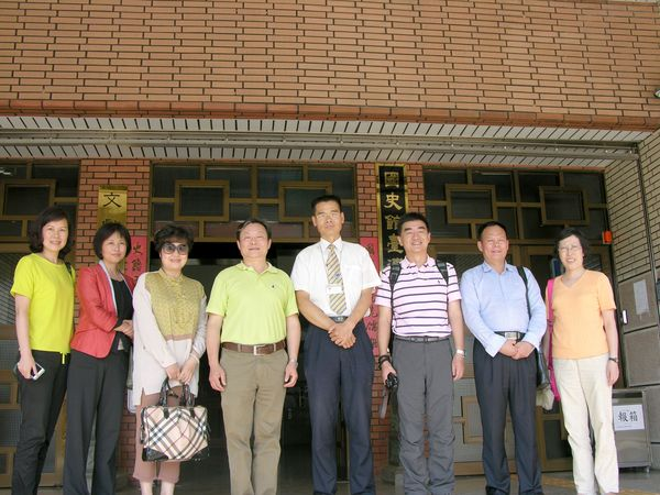 圖3.本館劉澤民副館長(右4)於文獻大樓與成都參訪團合影