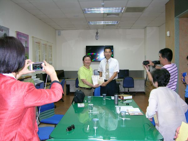 圖2.本館與成都參訪團交流出版品