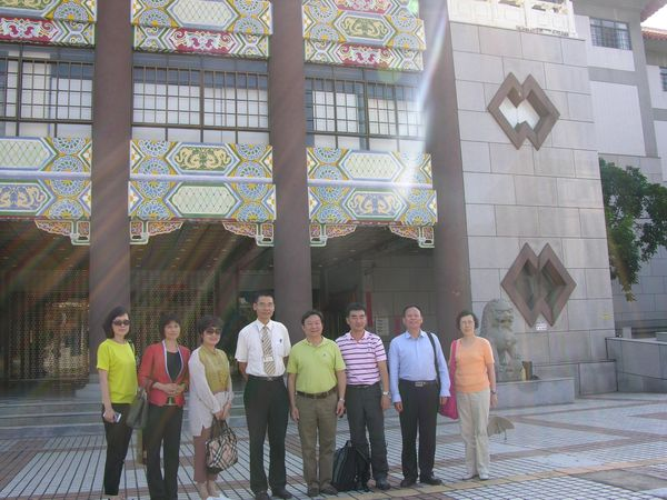 圖4.本館劉澤民副館長(左4)於史蹟大樓與成都參訪團合影